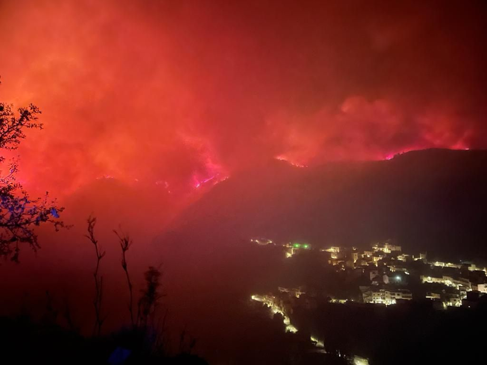 Las imágenes del incendio de Granada que causa terror en la provincia