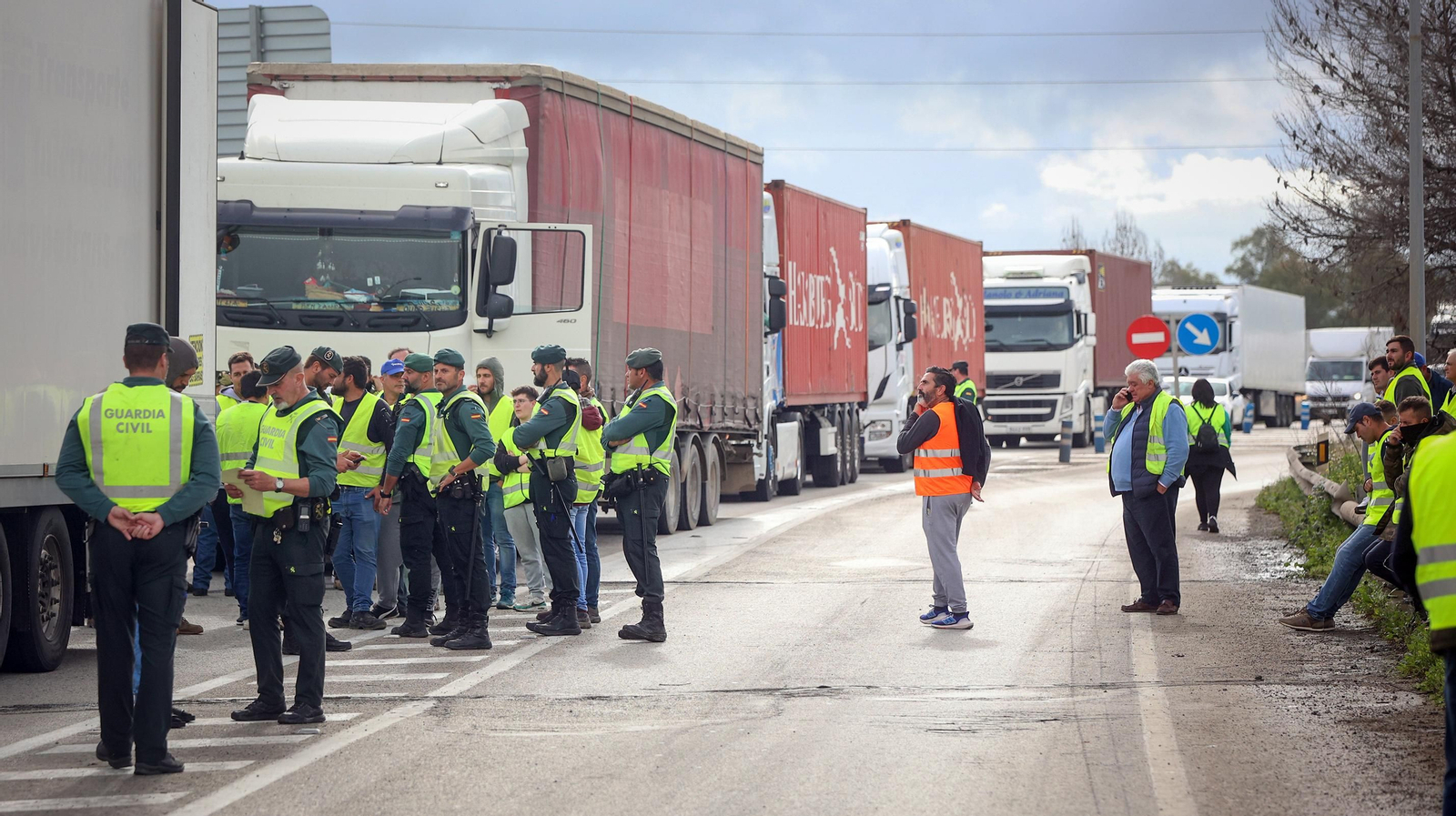 Los agricultores siguen en pie de guerra y cortan la A-381 en Jerez