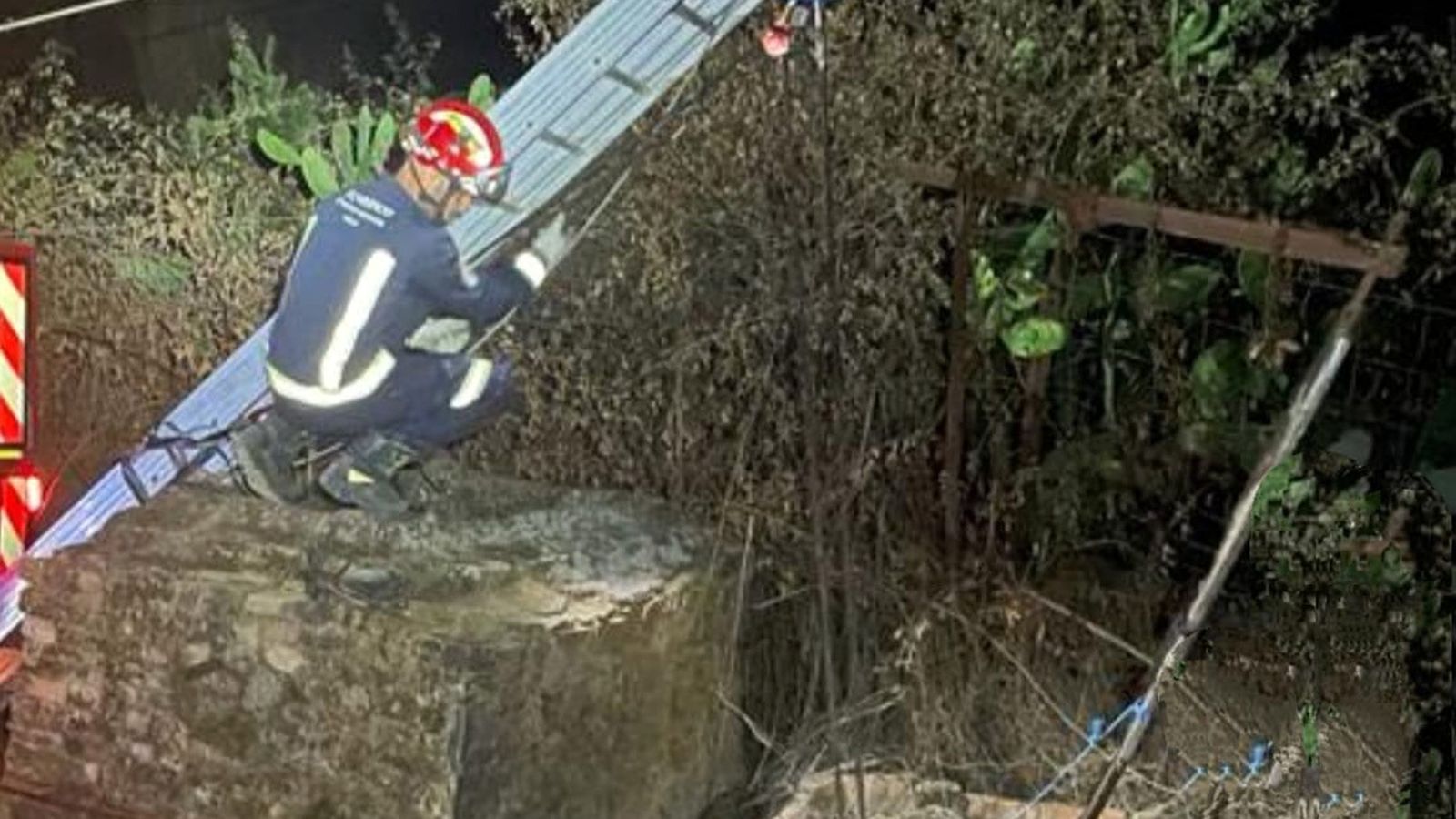 Los bomberos en pleno rescate