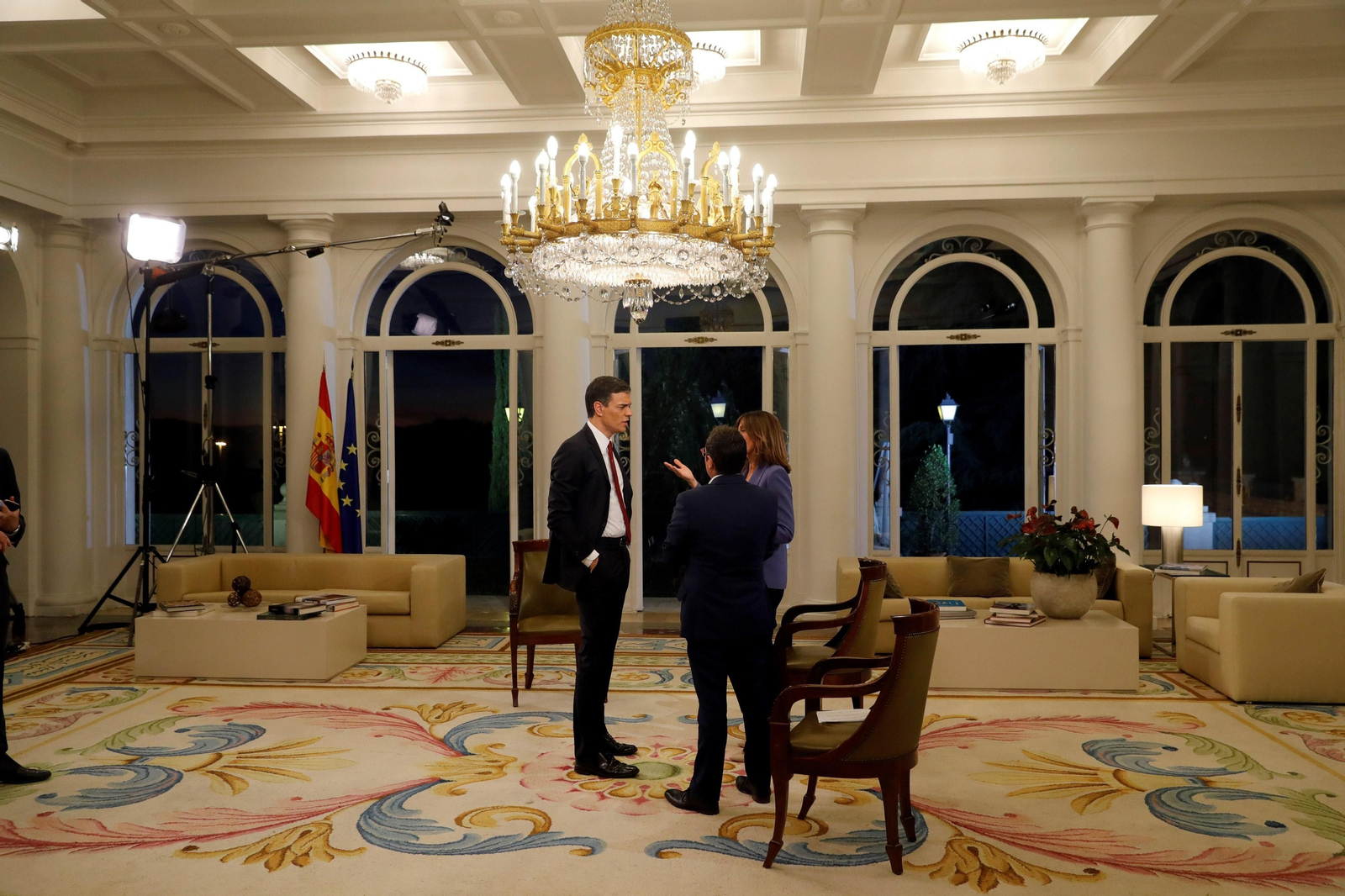 La primera entrevista de Pedro Sánchez como presidente, en imágenes