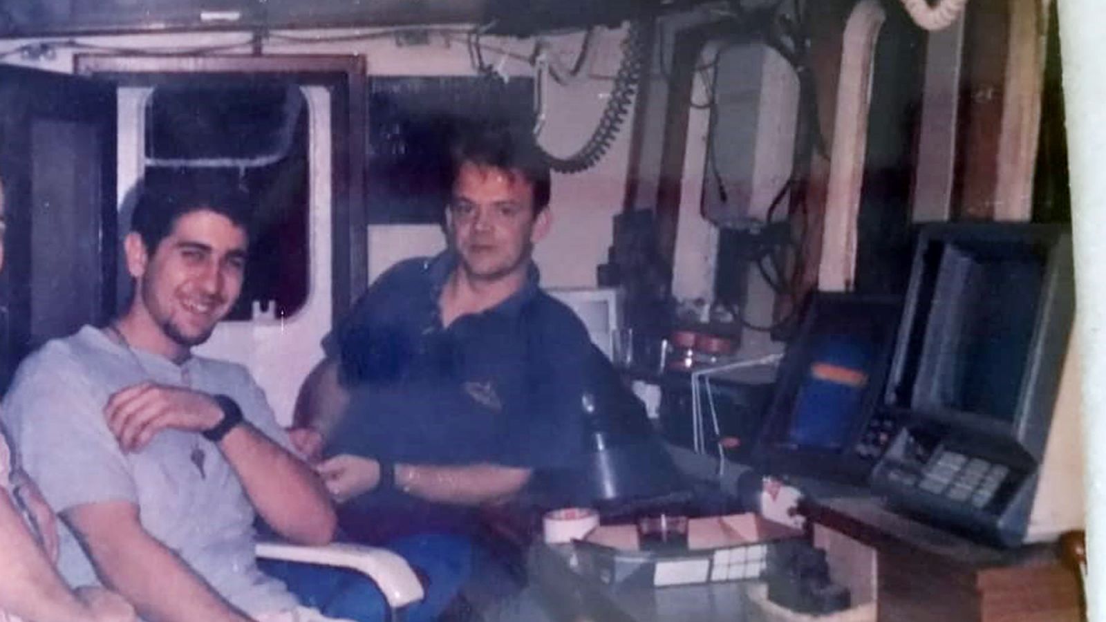 José A. Hernández y el otro tripulante español que sobrevivió, el cántabro Eugenio Orobia, celebran el fin de año en el 'Peix de Mar Siete', antes de su hundimiento