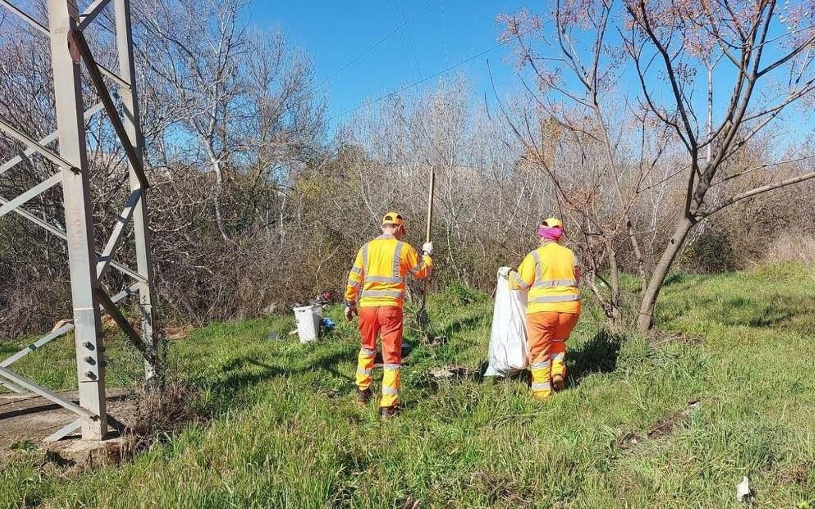Trabajadores de Sadeco en la limpieza en el Arroyo Pedroches. Trabajadores de Sadeco en la limpieza en el Arroyo Pedroches.