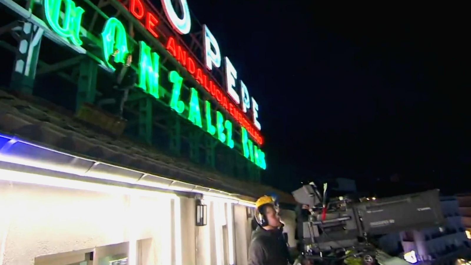 David Broncano encaramado al luminoso histórico de Tío Pepe