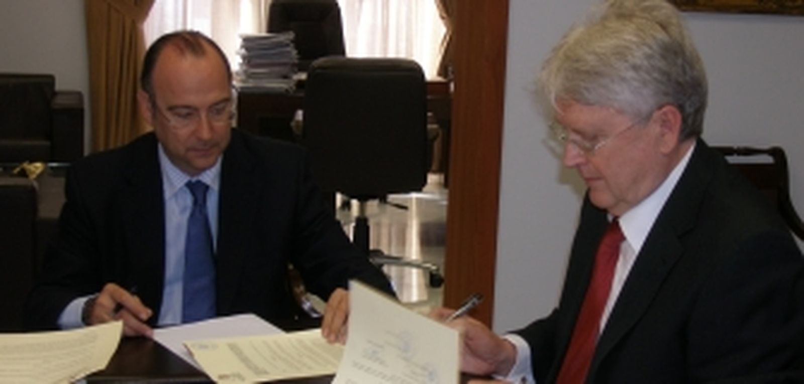 El alcalde y el Grupo ‘El Árbol’ firman el contrato para la ubicación de un supermercado en el sótano del Mercado Central