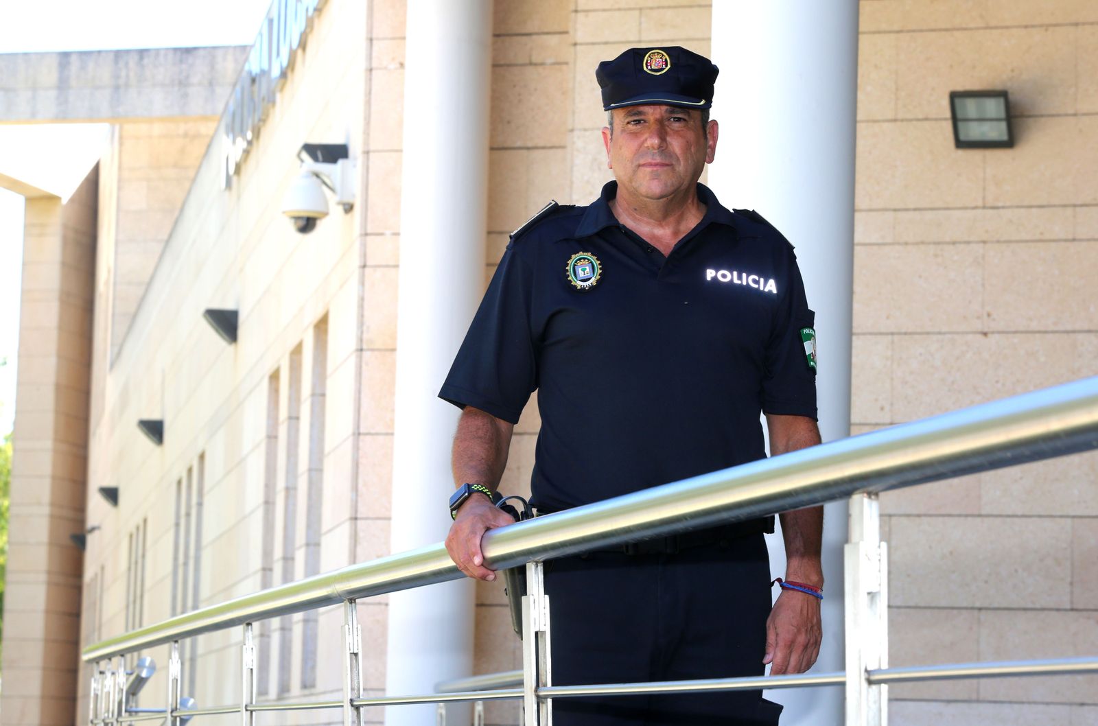 El nuevo jefe de la Policía Local, Rafael Mora, posa a las puertas de la Comisaría del cuerpo municipal en el Paseo de las Palmeras.