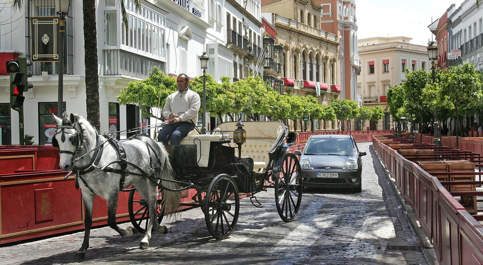 Aspecto de la calle Larga con los palcos montados.