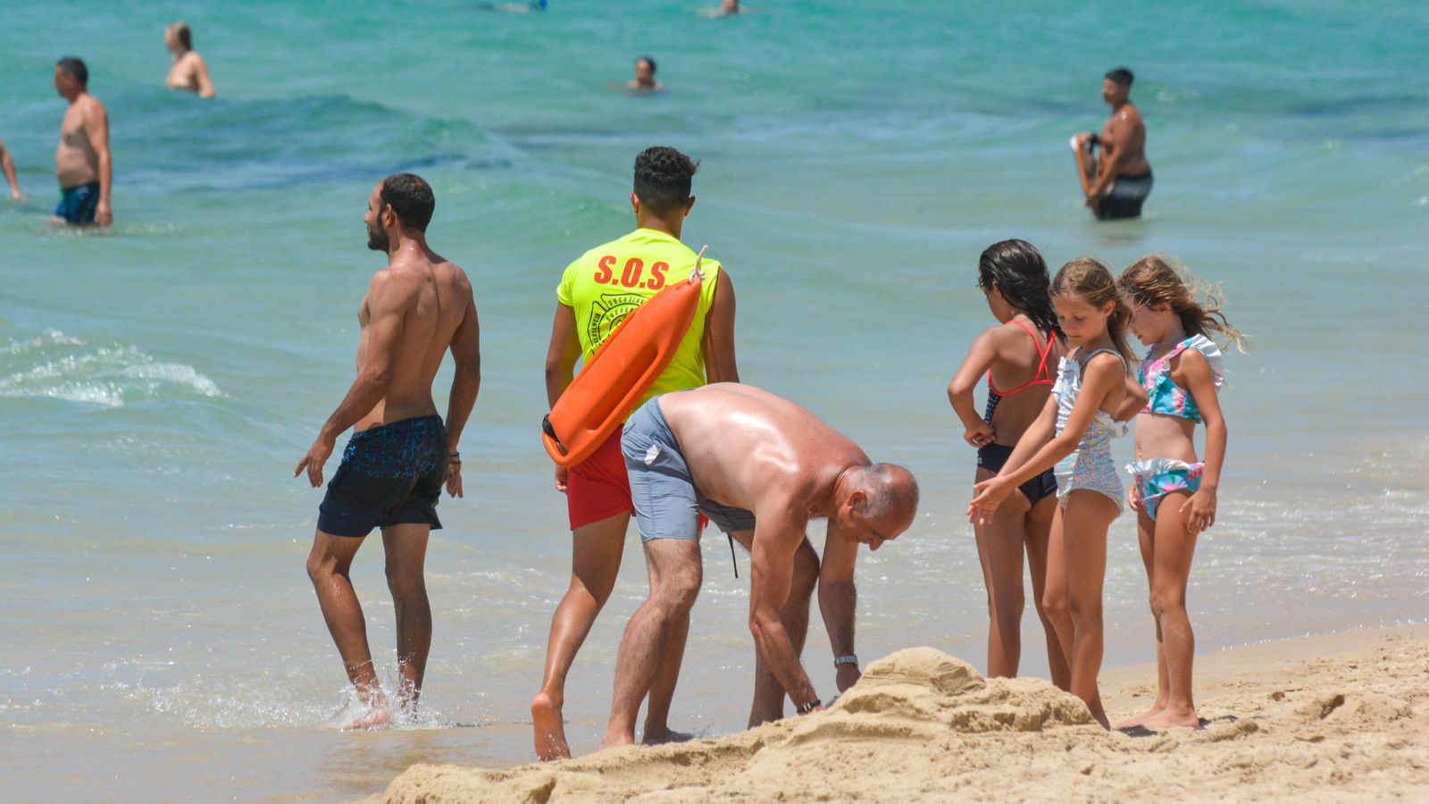 Día de sol y viento en la playa de Bolonia