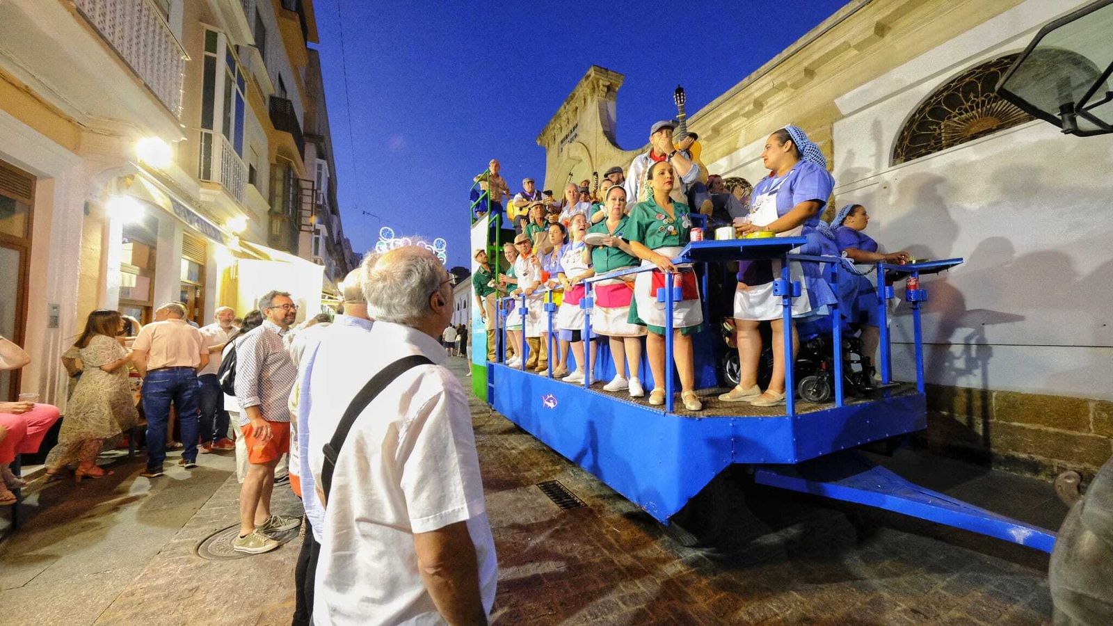 La noche del viernes de Carnaval en Cádiz, en imágenes