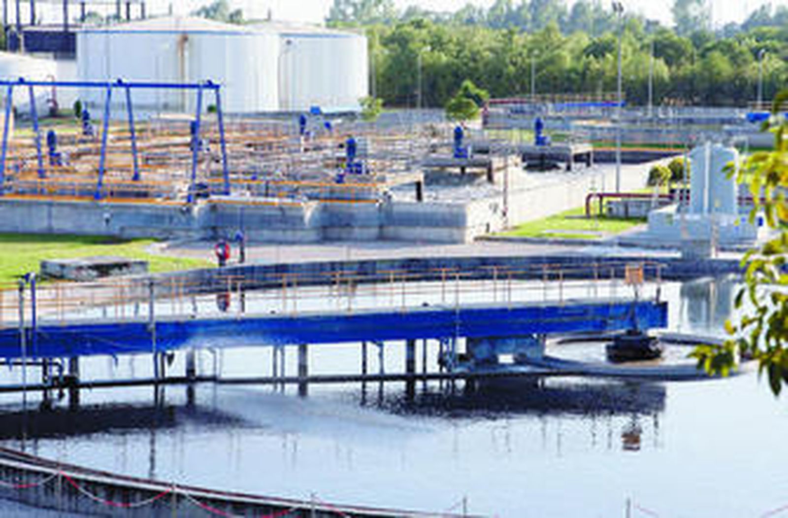 Los tanques de agua de la estación depuradora de San Jerónimo.