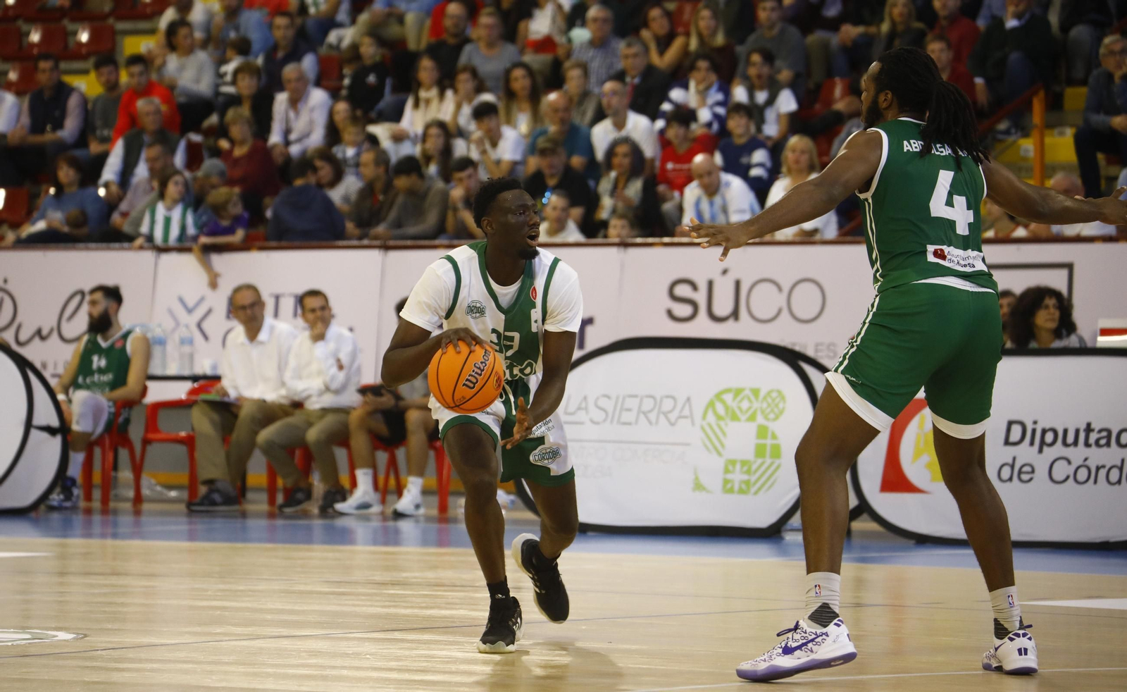 Sanogo bota el balón durante el partido ante el Huesca.
