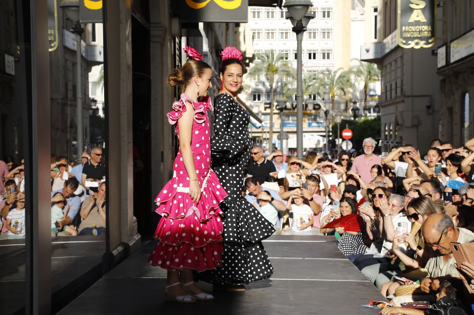 Las flamencas más solidaria toman el centro de Córdoba, en fotos