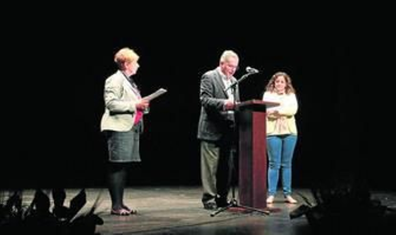 Imagen de Jacinto Muñoz en el Florida ante la mirada de Ana Villaescusa y Ana Rodríguez, ayer.