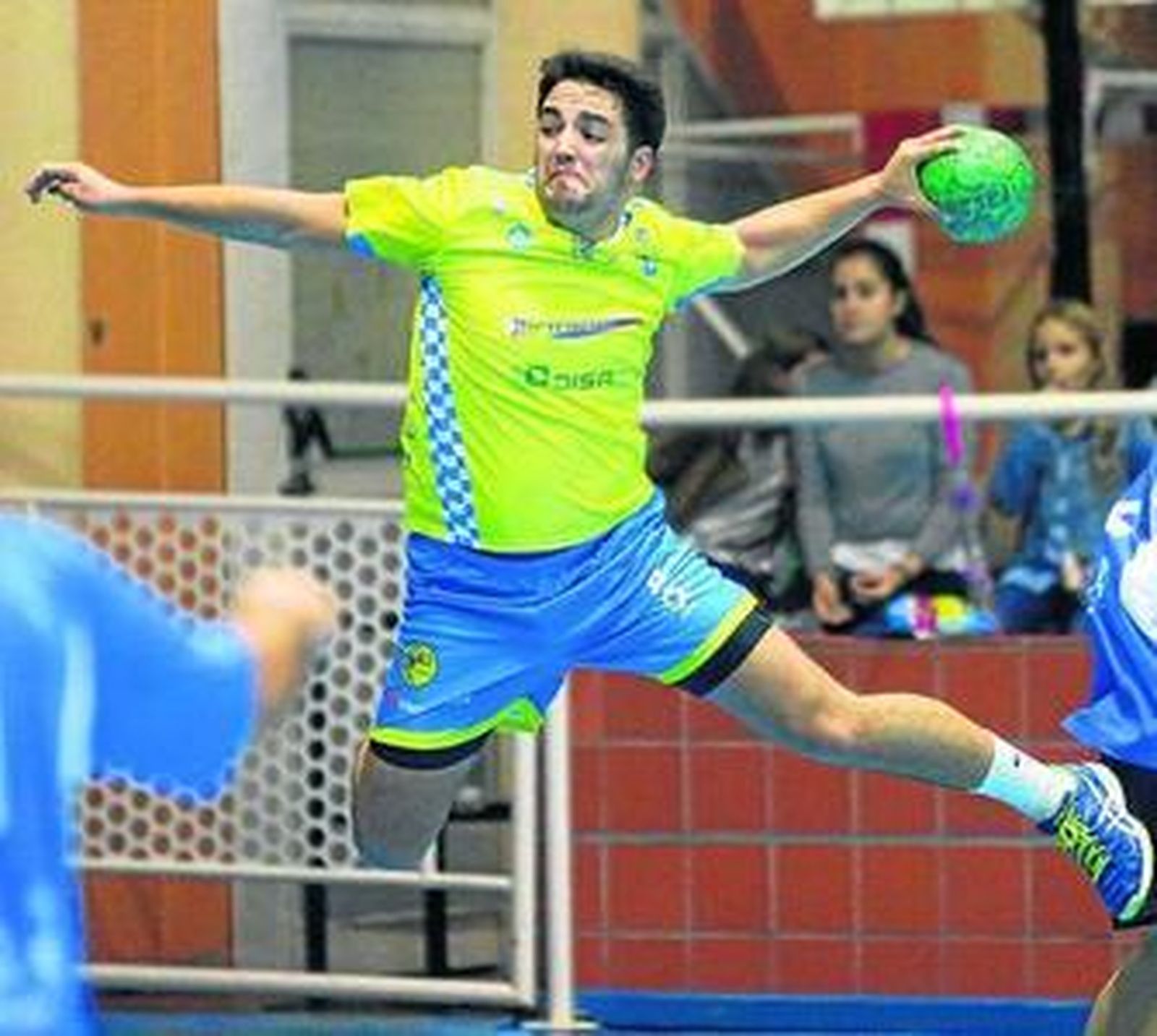 Un lance del encuentro disputado ayer en el pabellón Zenobia de Moguer.