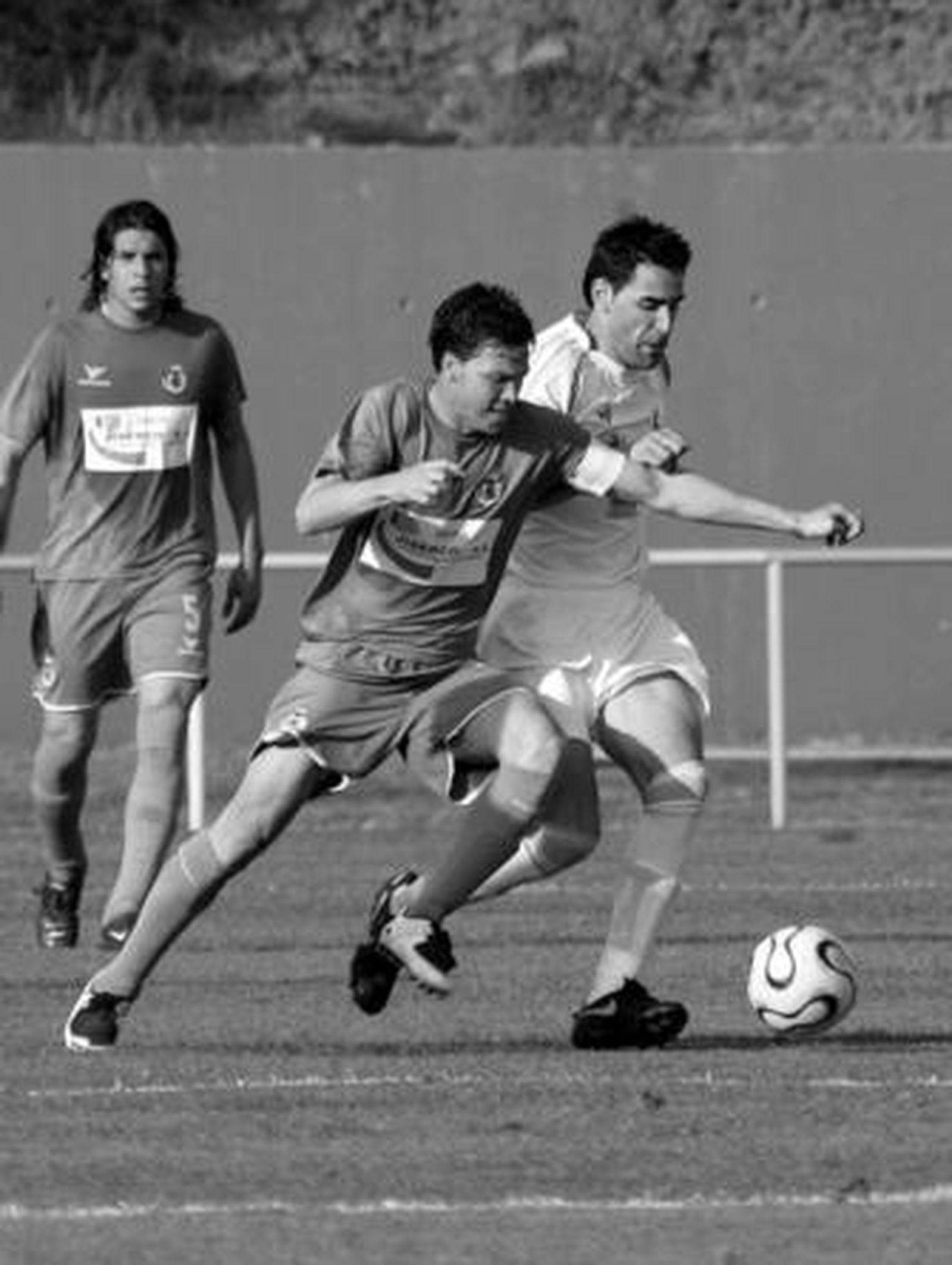 Nono pugna con un jugador del Pozoblanco en un partido de la pasada campaña.