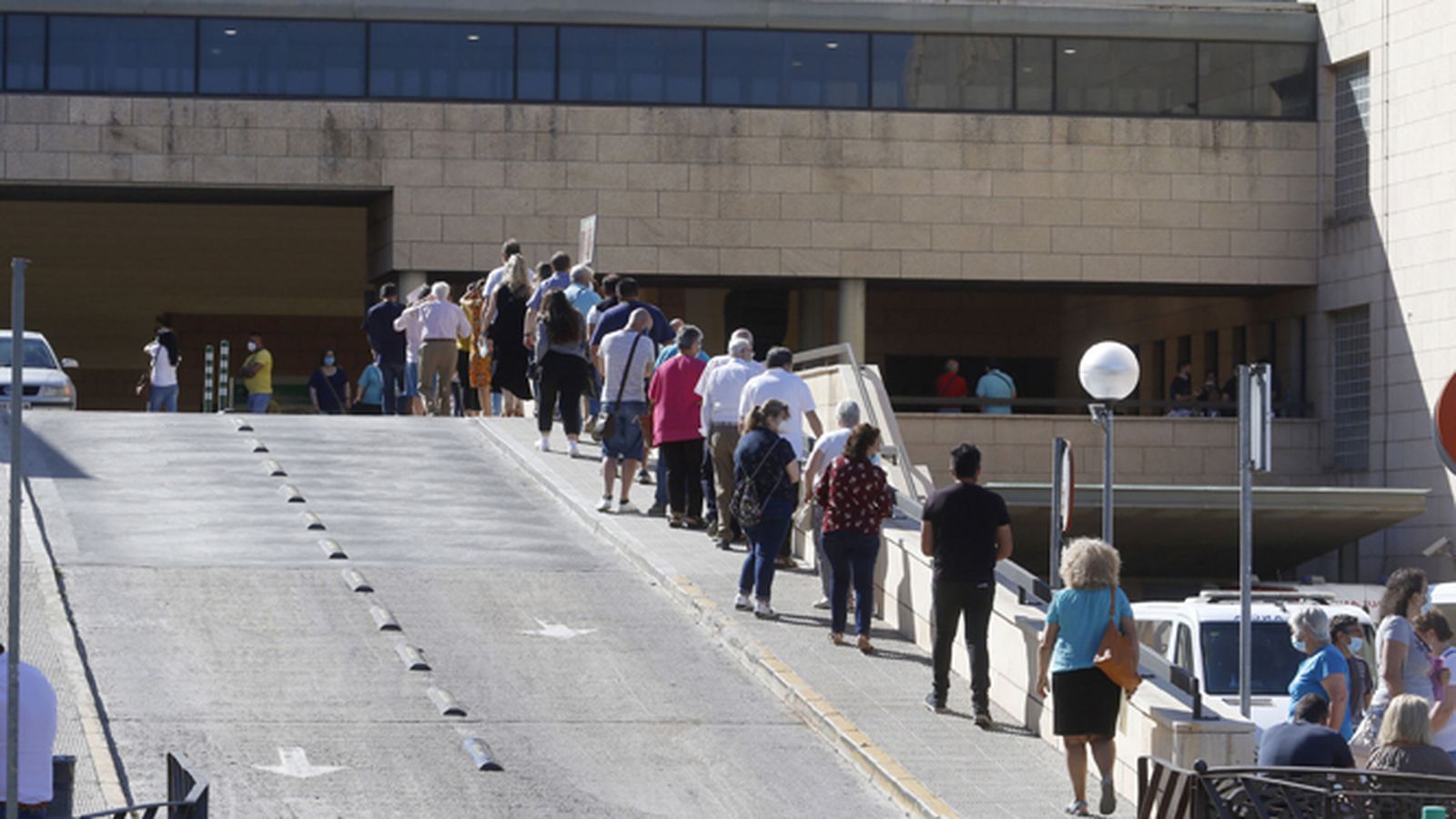 Cola a las puertas del Hospital Reina Sofía de Córdoba.