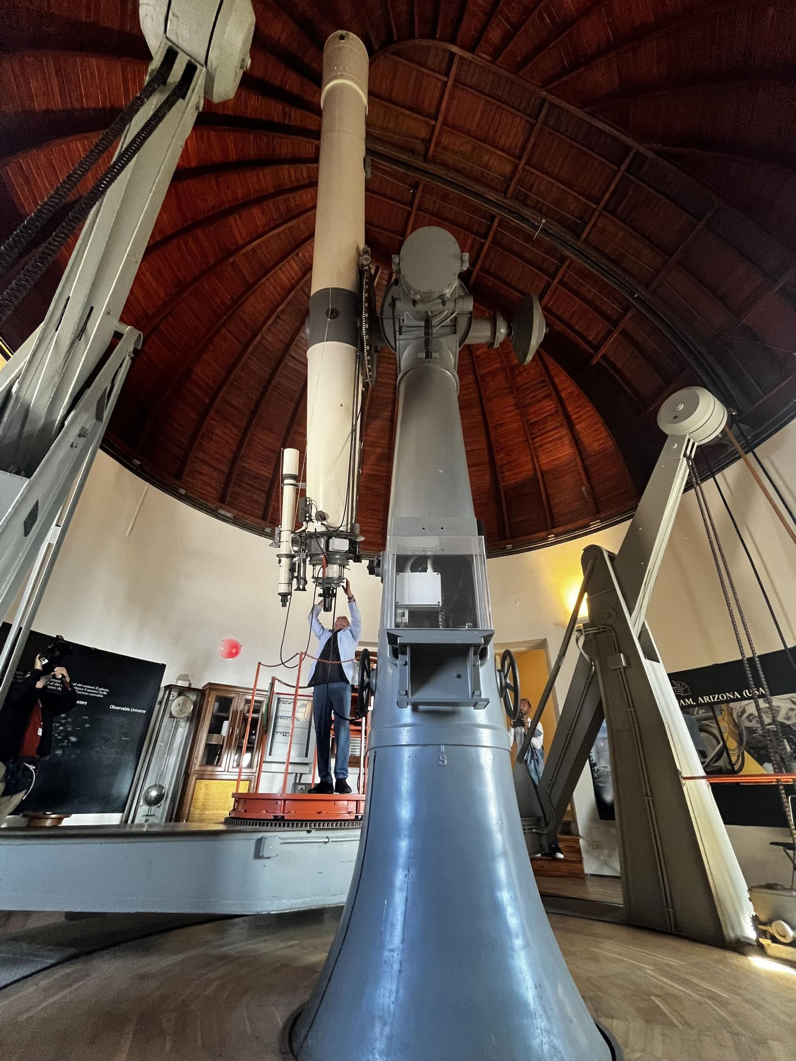 El ingeniero Claudio Costa en el observatorio astronómico que los papas poseen desde hace casi un siglo en su residencia estival de Castel Gandolfo, a las afueras de Roma. El ingeniero Claudio Costa en el observatorio astronómico que los papas poseen desde hace casi un siglo en su residencia estival de Castel Gandolfo, a las afueras de Roma.