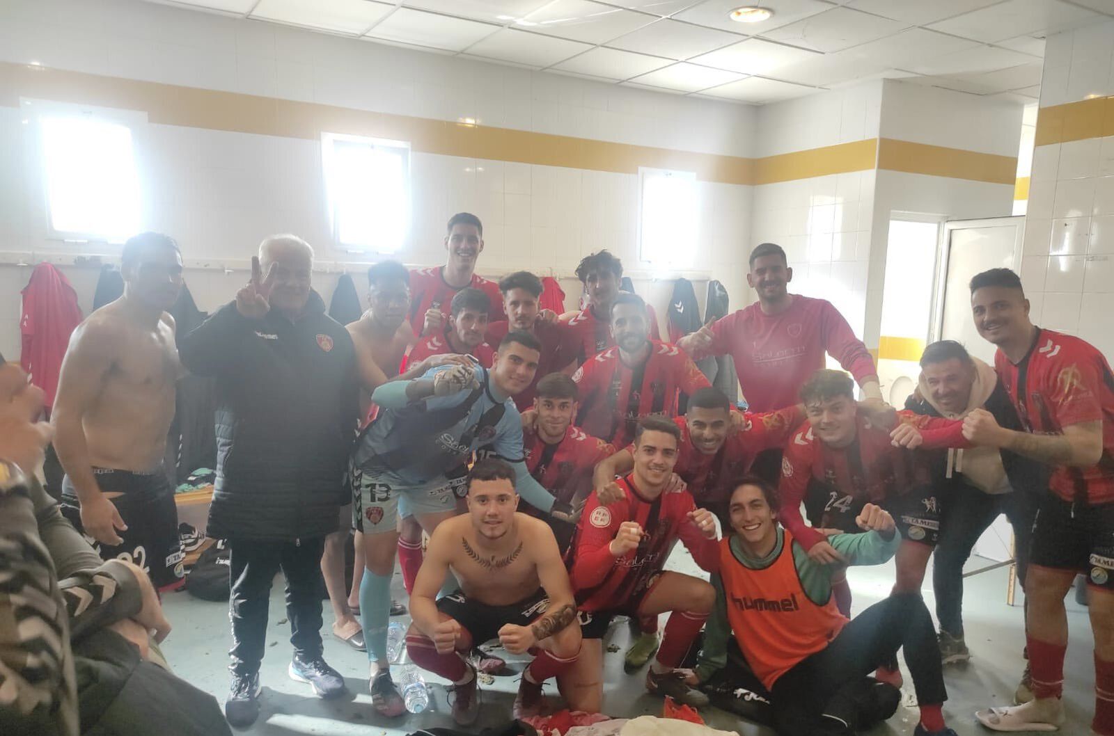 El Salerm Puente Genil festeja la victoria ante el Coria.