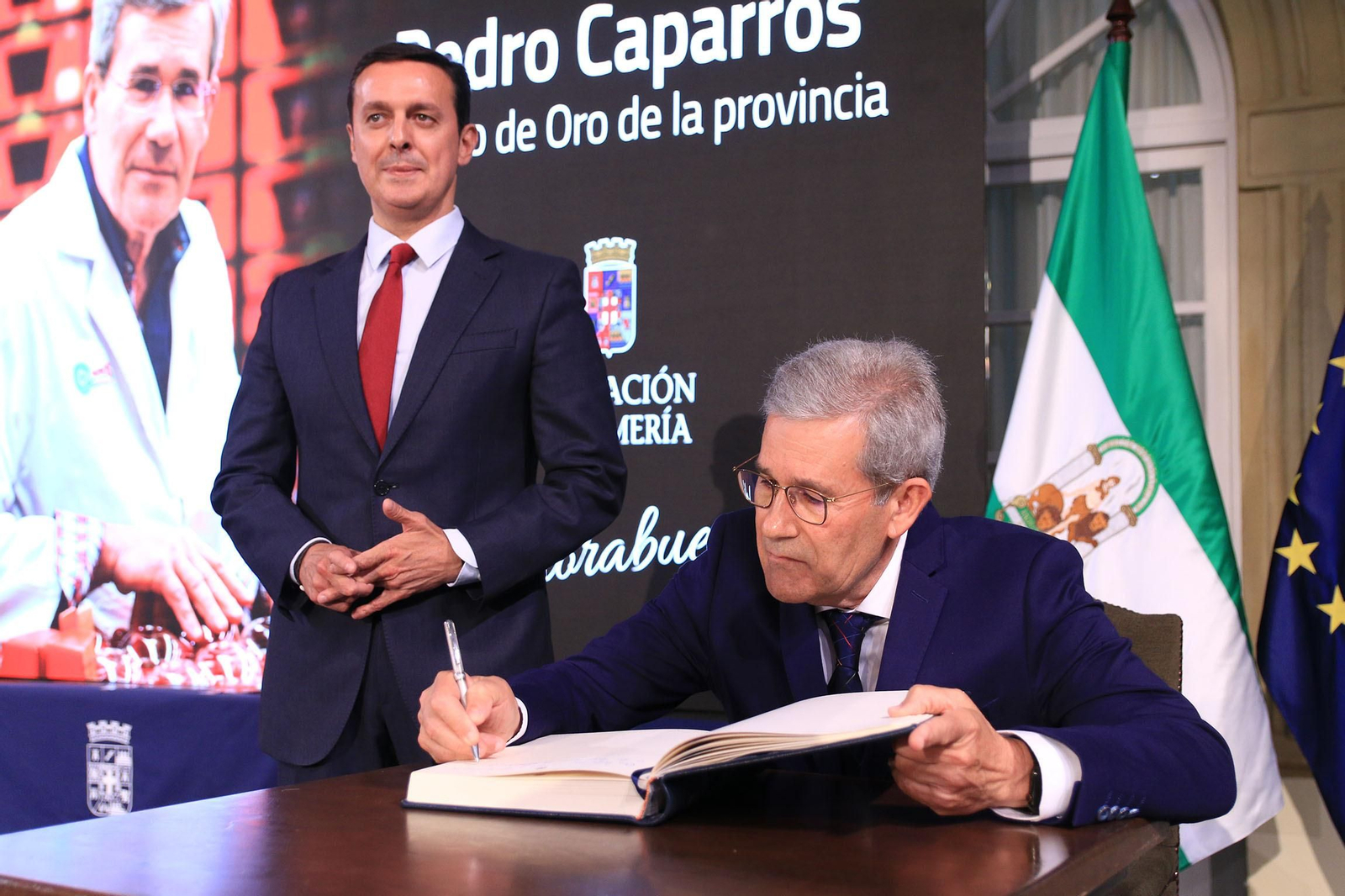 La diputación impone el Escudo de la Provincia a Pedro Caparrós