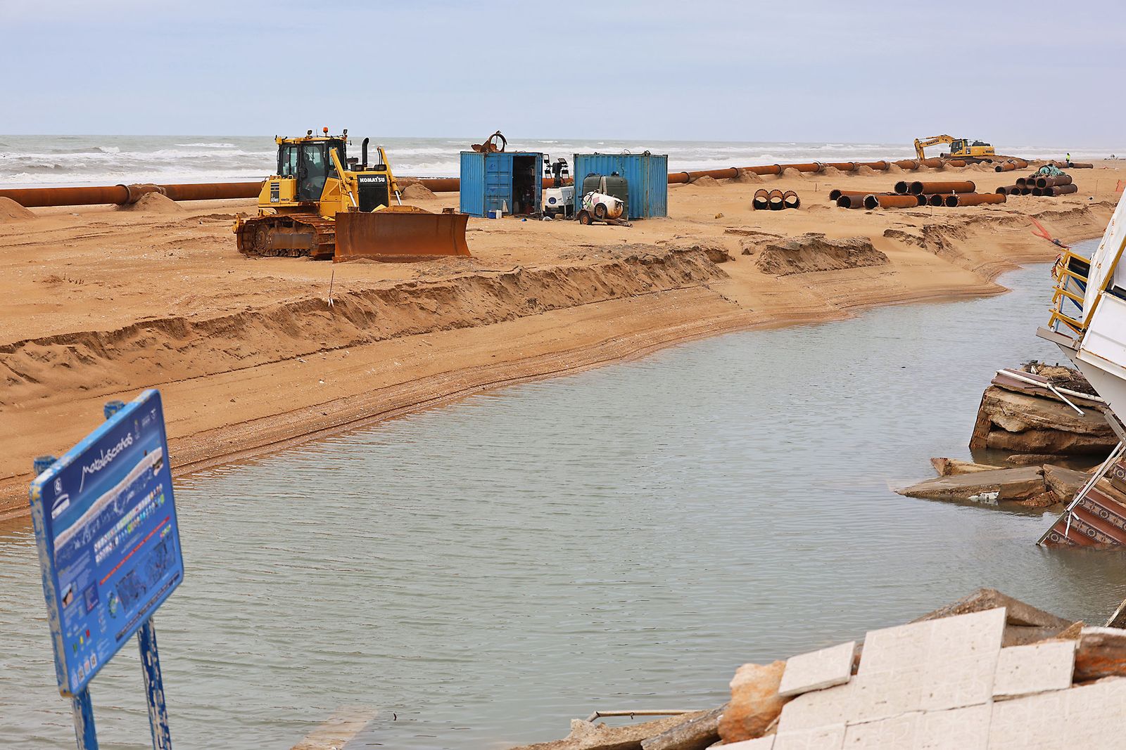 Las fotografías del aporte de arena para regenerar la playa de Matalascañas