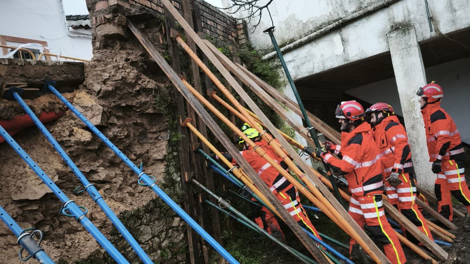 Efectivos del Consorcio Provincial de Bomberos de Huelva apuntalando la zona.