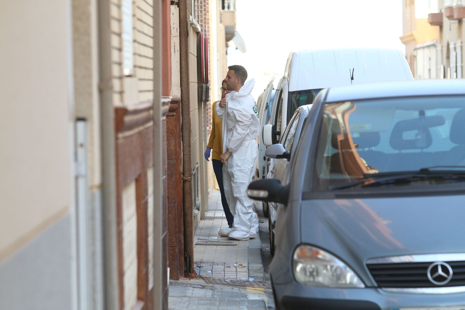 Agentes de la unidad de Criminalística acceden a la vivienda.