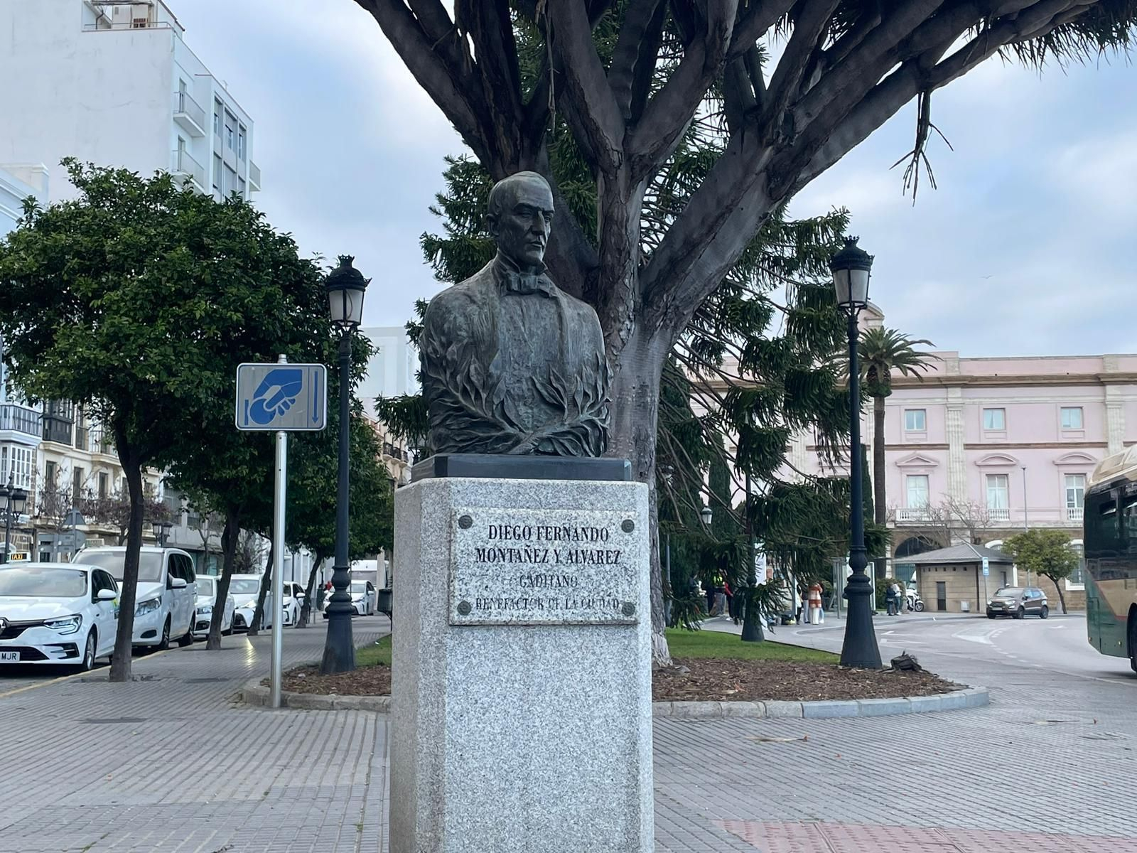 Busto de Montañés frente al muelle de Cádiz
