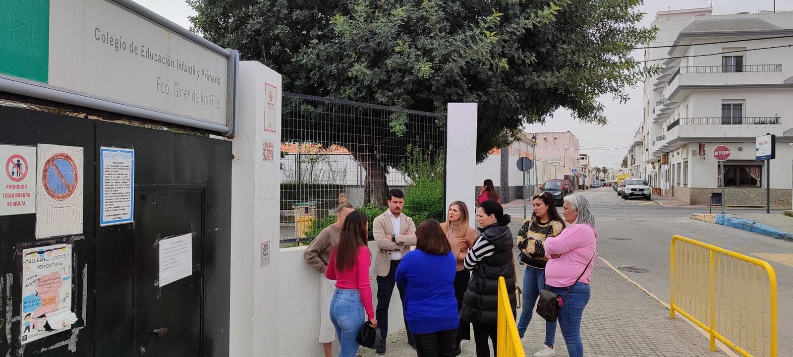 Irene García se reunió con un grupo de padres del colegio Giner de los Ríos.
