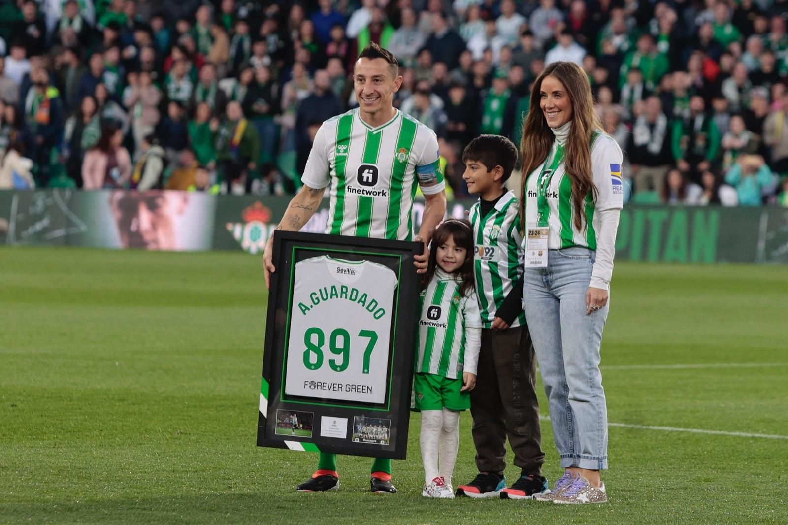 Guardado posa con su familia en su despedida.