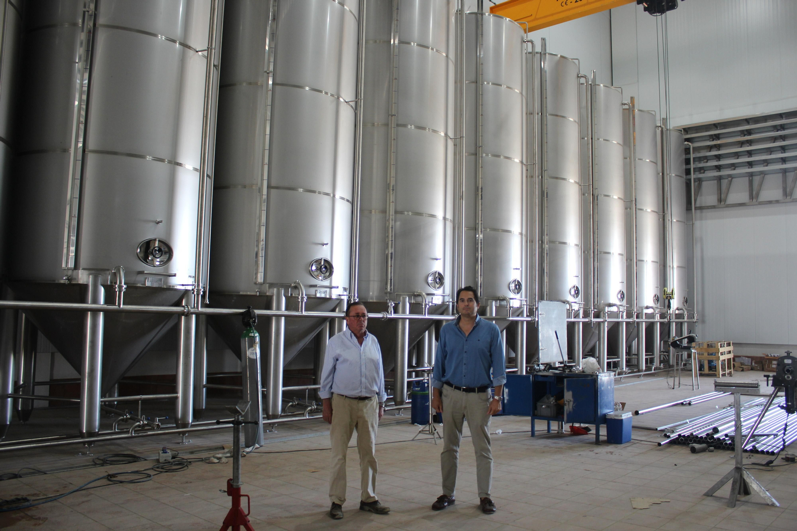 Germán Cordero, Director General de Herpasur y Joaquín Jiménez, Director Técnico de Molino del Gualquivir junto a los depósitos de decantación.