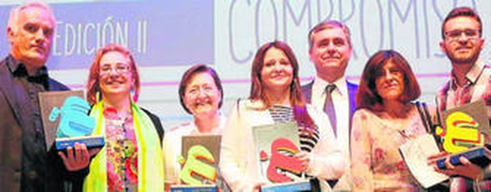 El presidente de Clece, Cristóbal Valderas, posa con los los premiados.