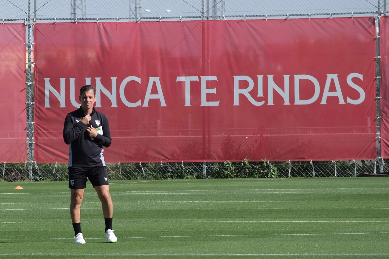 Quique reflexiona durante un entrenamiento en la ciudad deportiva del Sevilla.