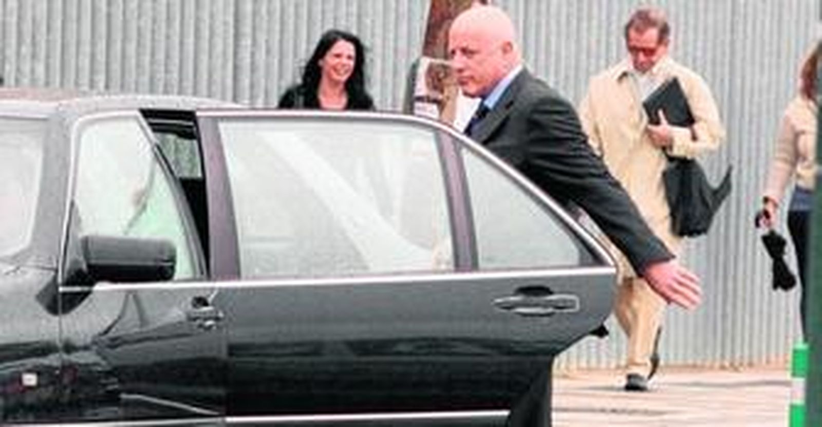 Tomás Olivo sale de su coche ayer a su llegada a la Ciudad de la Justicia.