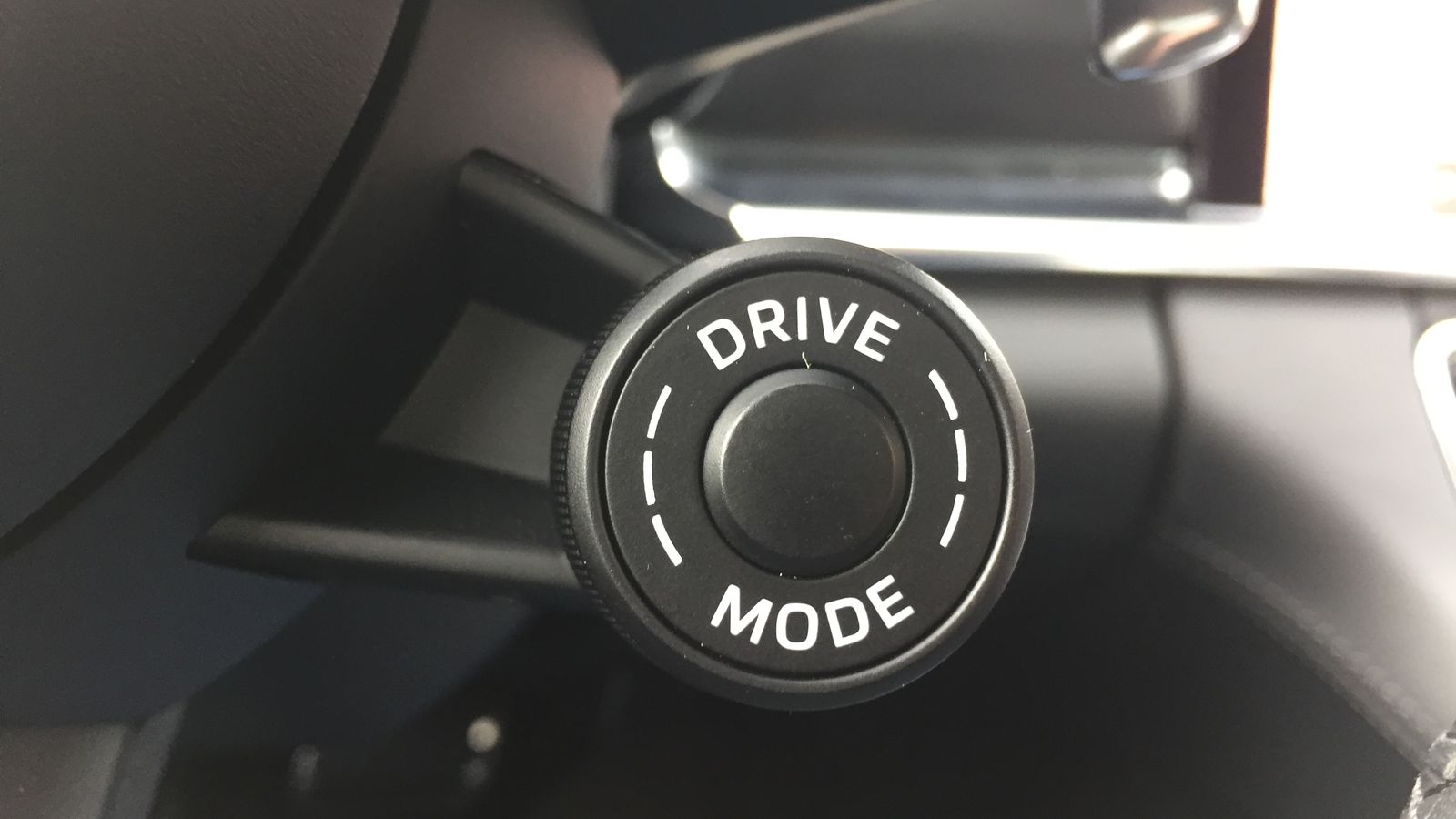 El mando giratorio incorporado al volante permite elegir entre cuatro modos de funcionamiento del sistema híbrido o ajustes de motor y chasis.