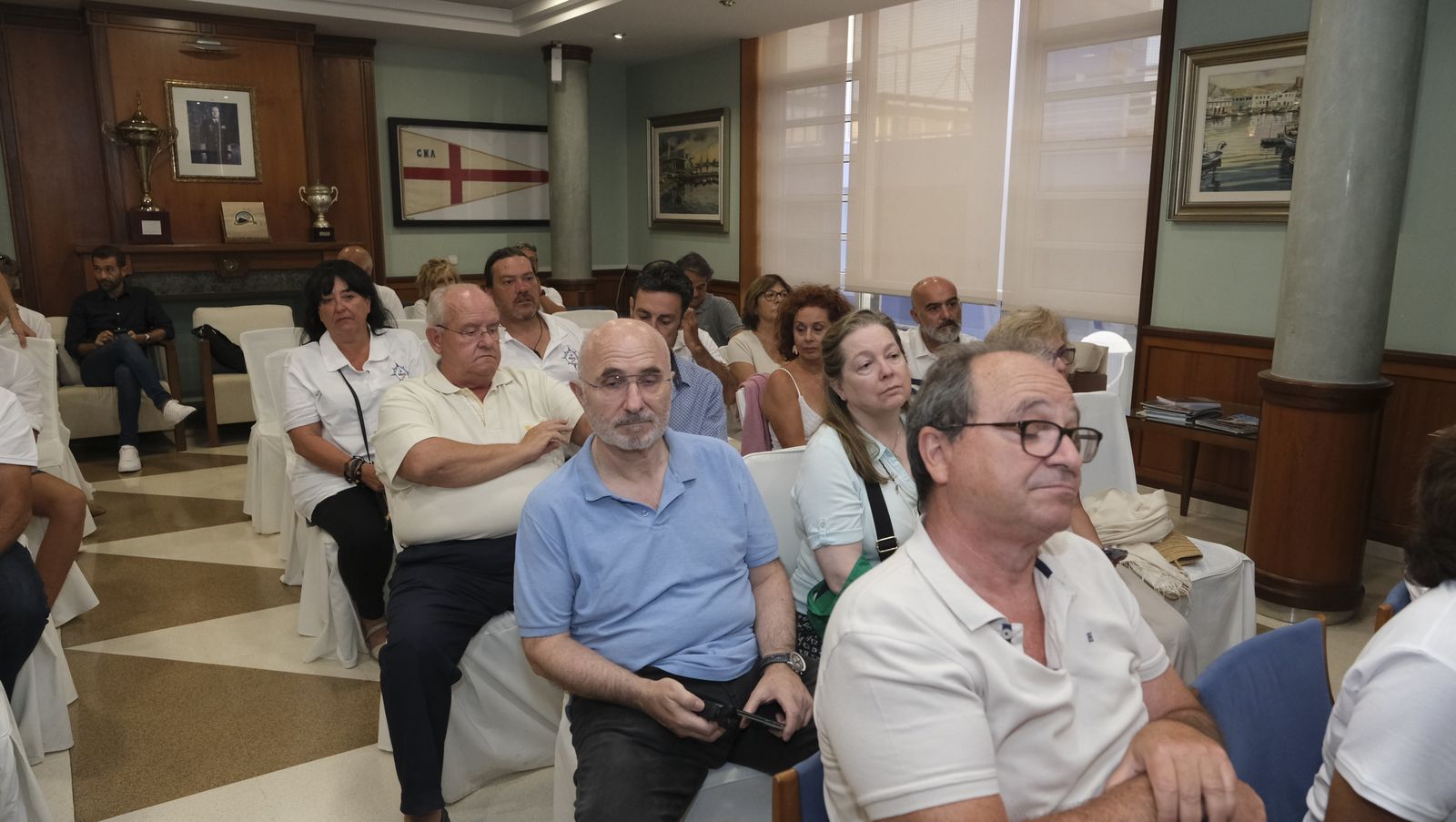 Imágenes de la visita de la Expedición Juan Sebastián Elcano al Club de Mar de Almería