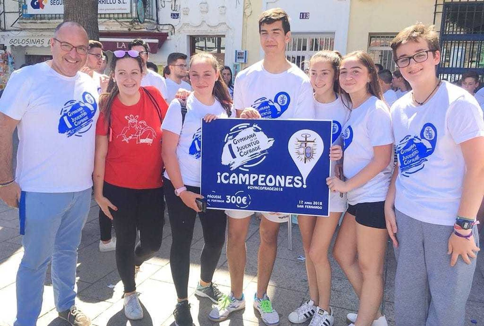 El presidente del Consejo de Hermandades. Manuel A. García, junto al equipo campeón, del Ecce Homo.
