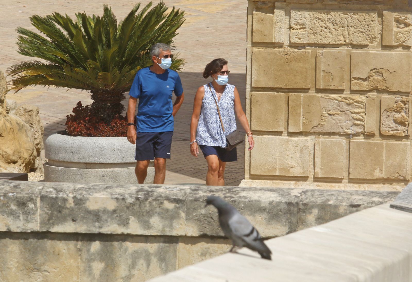 Dos personas con mascarilla pasean por el Casco Histórico.