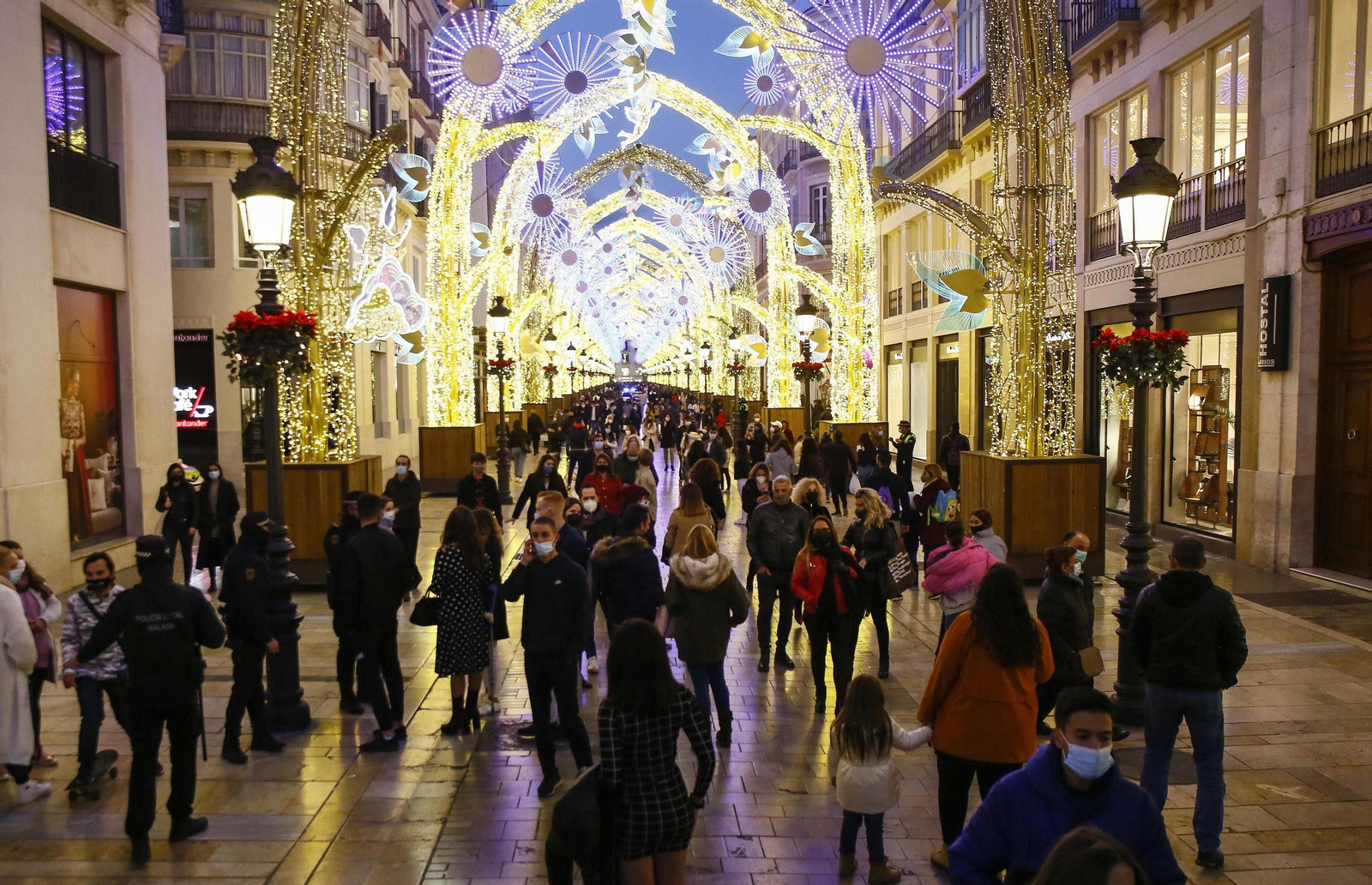 Varias personas este mes de diciembre en la calle Larios.