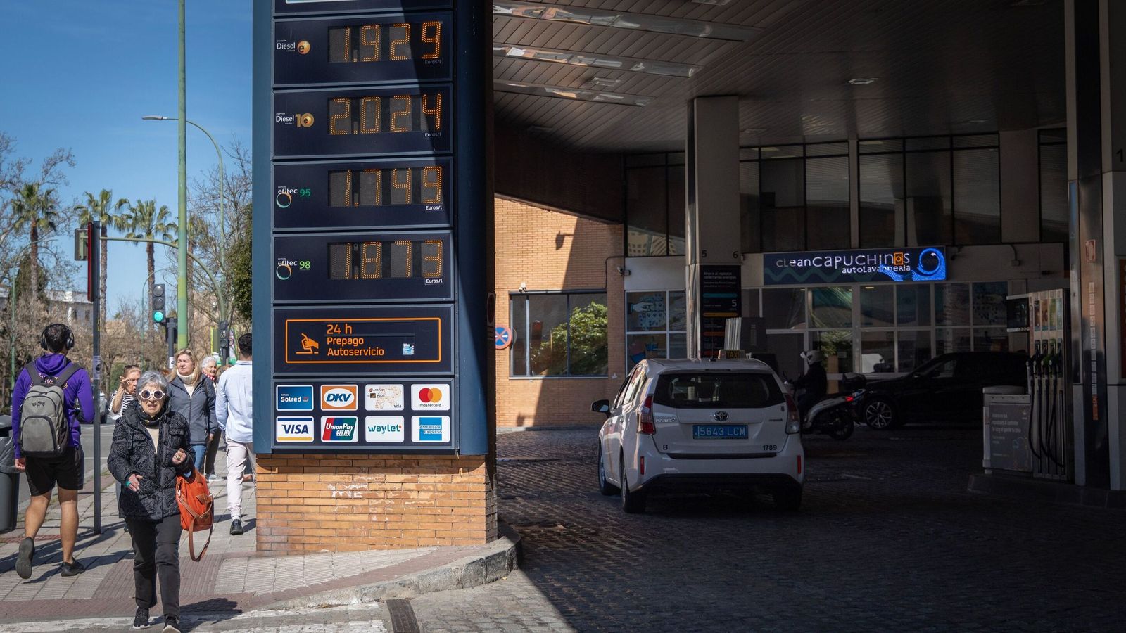 Una gasolinera de Ronda de Capuchinos en la mañana de este miércoles