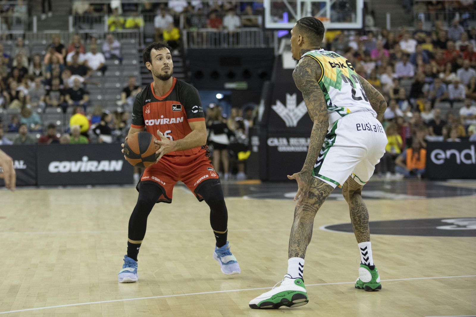 Costa dirige un ataque del Covirán Granada en un partido anterior