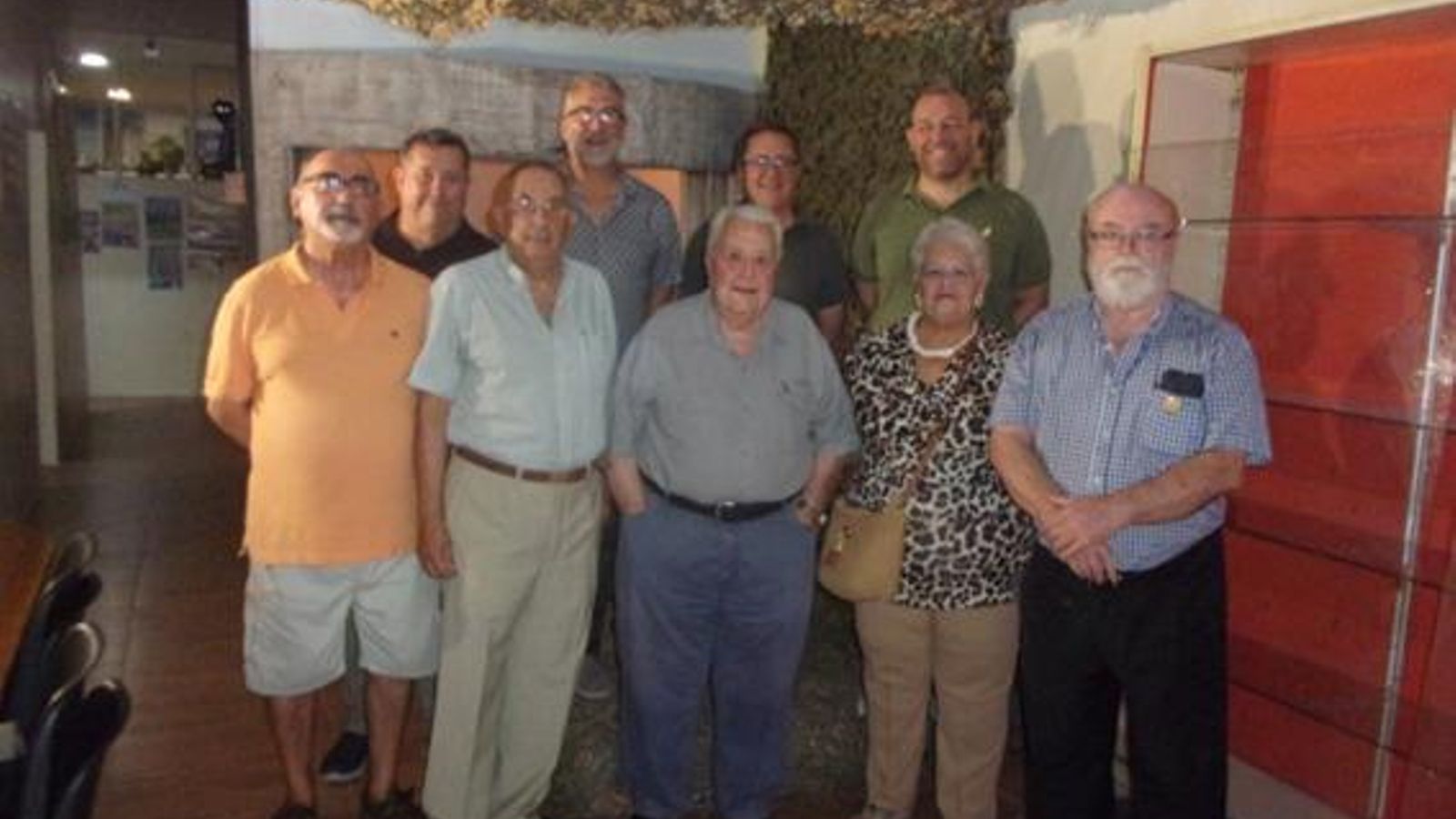Los representantes de La Trocha, en unión de los directivos del museo y algunos visitantes, en una de las salas de exposición del futuro museo de historia militar.