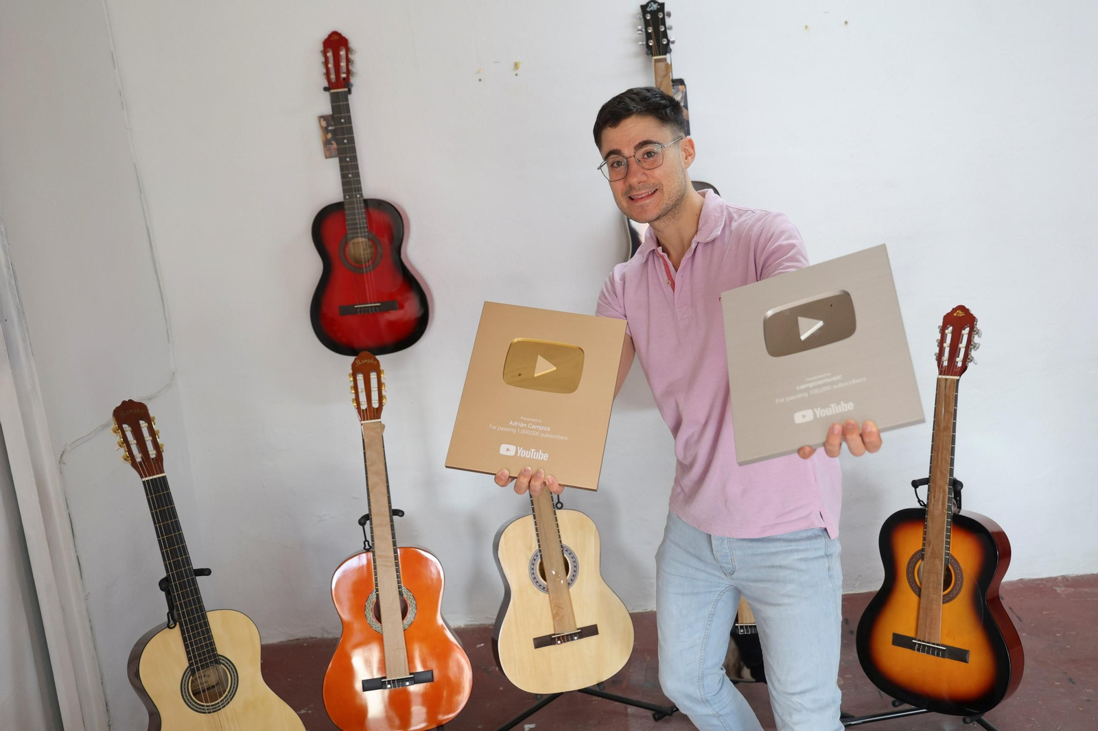 Las fotos de Adrián Campos, el malagueño que triunfa en TikTok y YouTube con sus clases de guitarra