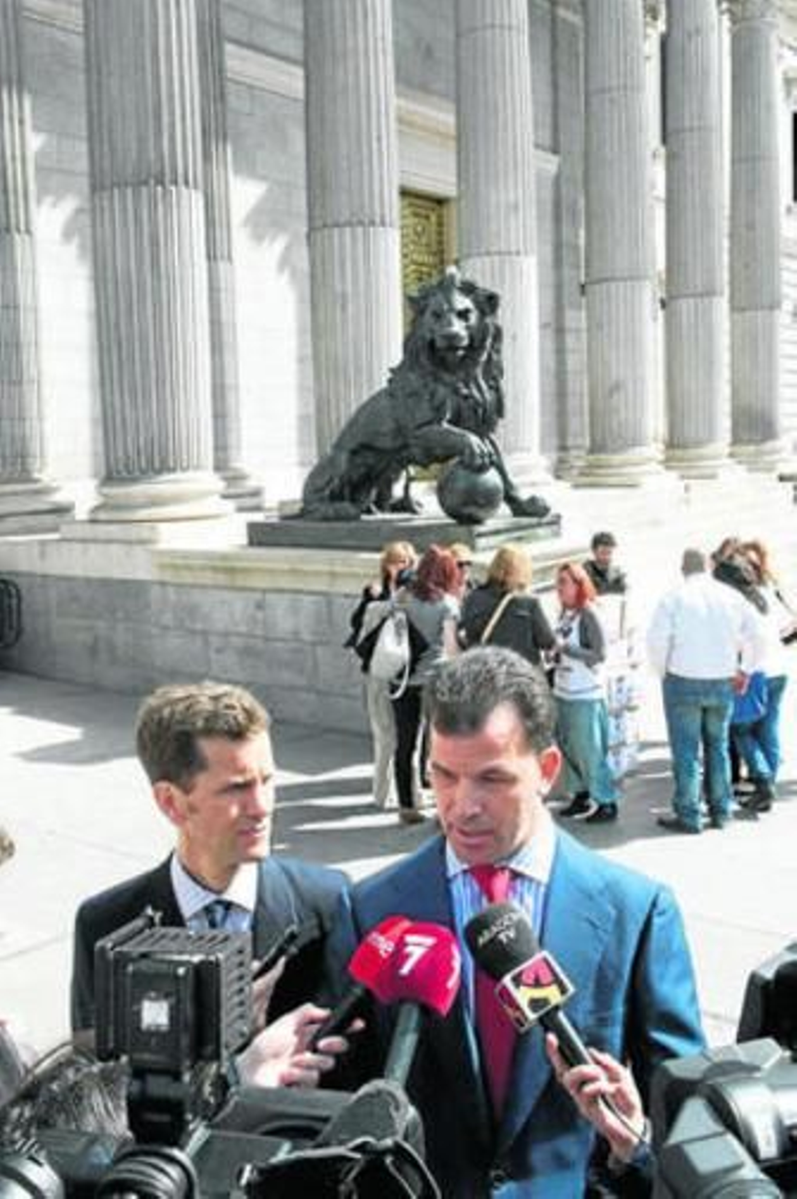 Descendientes de Diego de Alvear, en la puerta del Congreso.