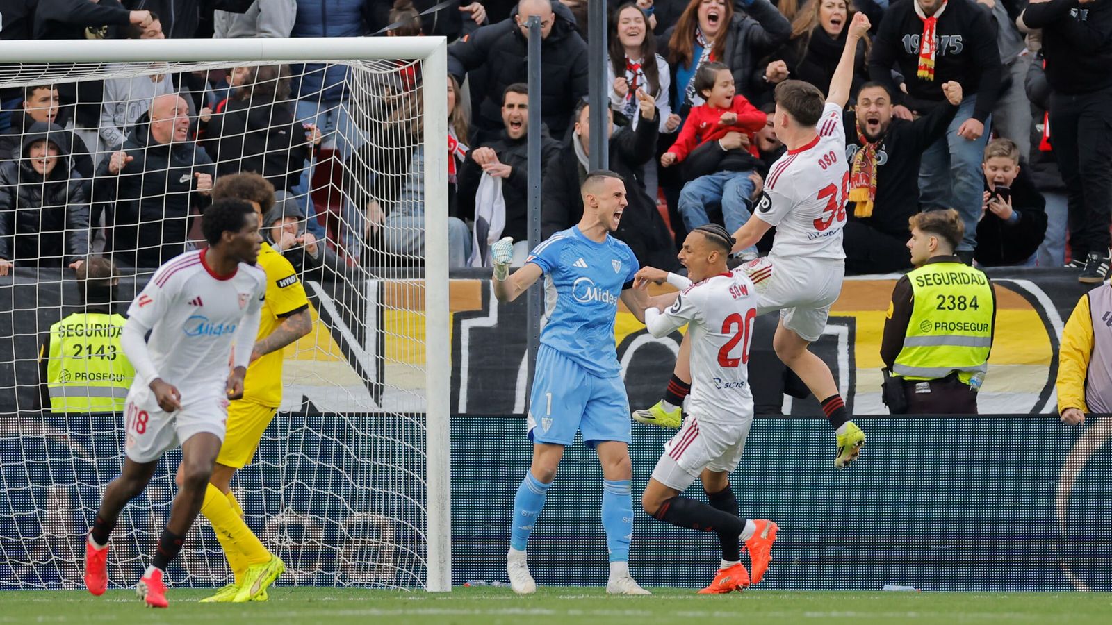 Los jugadores del Sevilla celebran la parada de Odisseas ante el Girona.