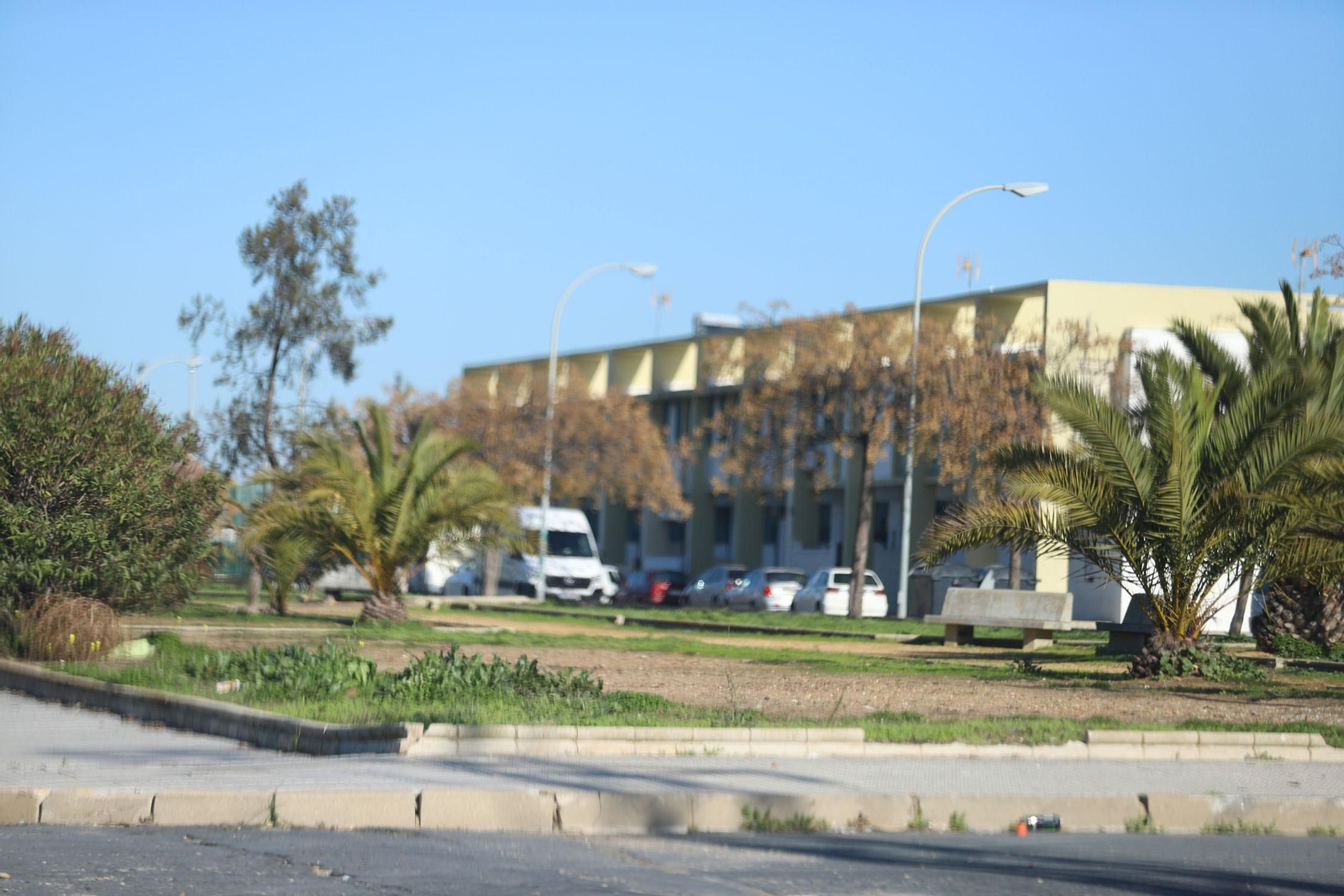 Fachada de la barriada al Paseo Marítimo con la zona verde, en primer término, que será rehabilitada proximamente con las obras.