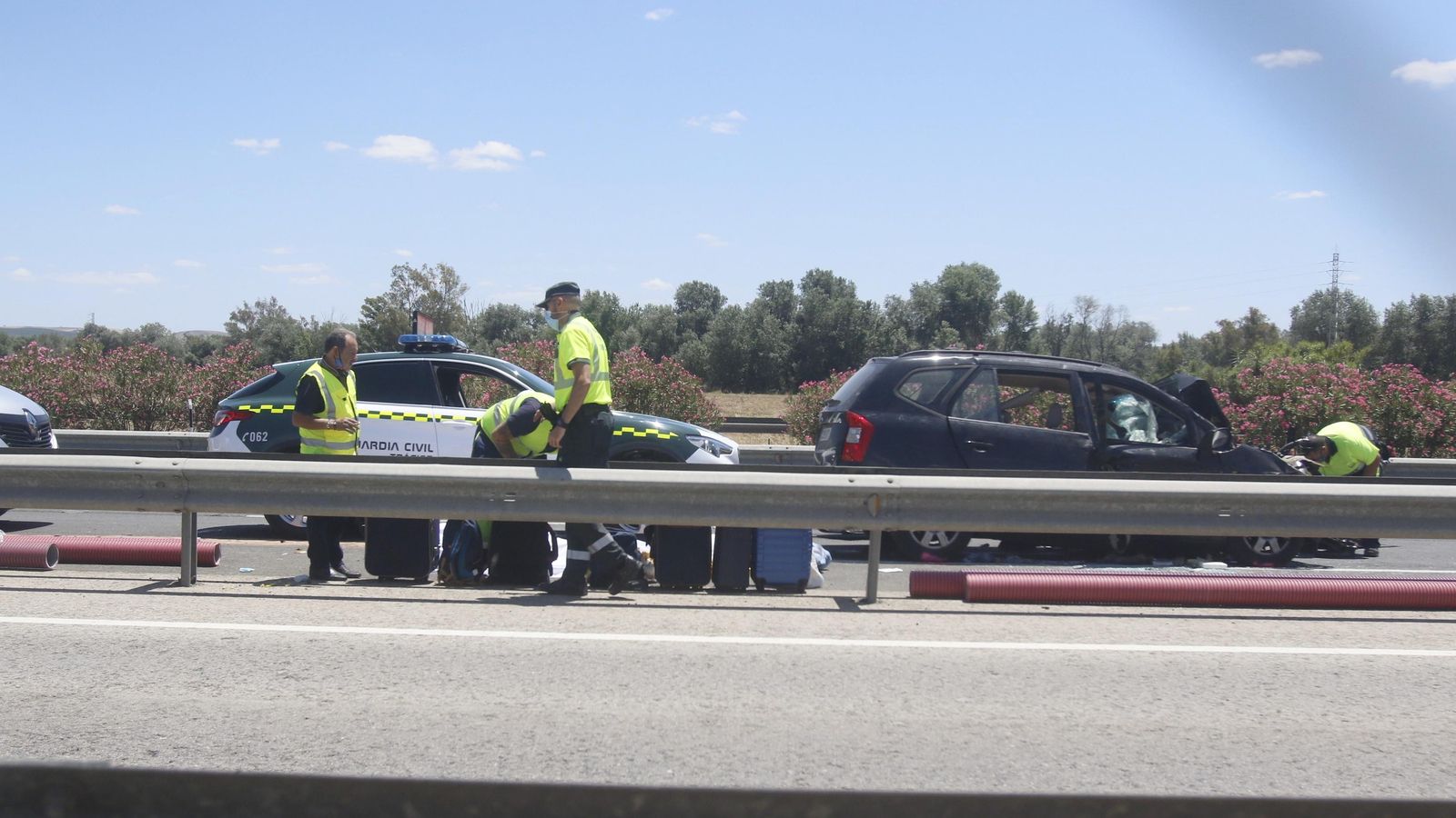 Efectivos sanitarios y de la Guardia Civil, en el lugar del accidente.