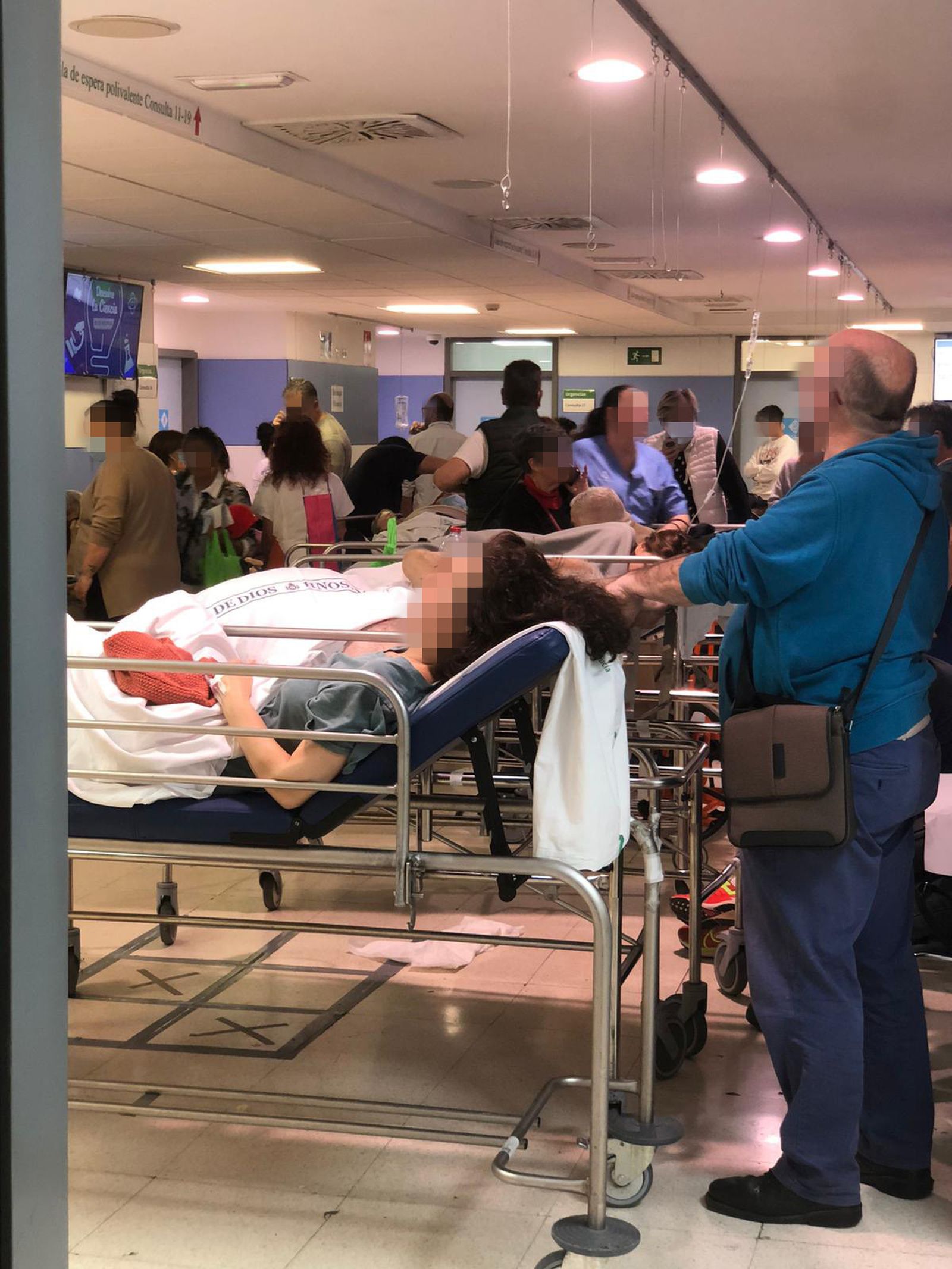 Familiares y pacientes en la sala de espera de las Urgencias del Hospital Virgen Macarena.