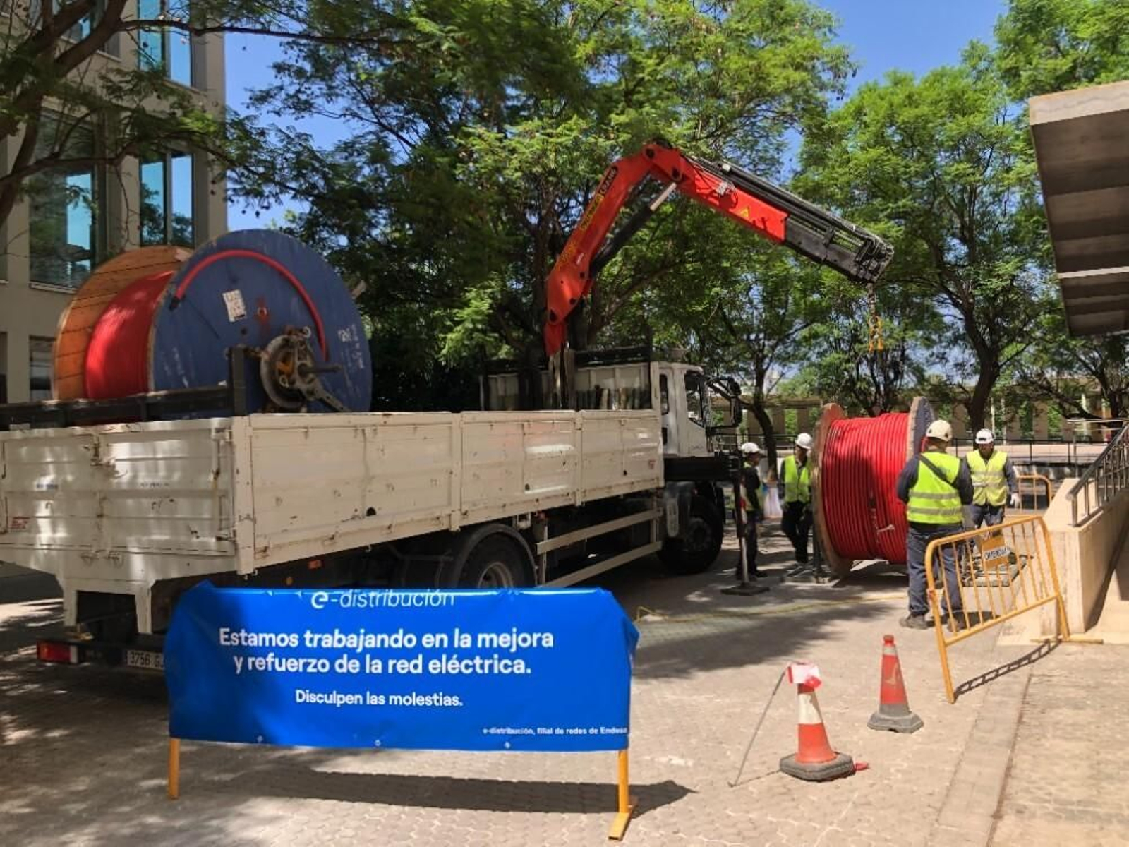 Obras de mejora y refuerzo de la red eléctrica de Endesa en Sevilla.
