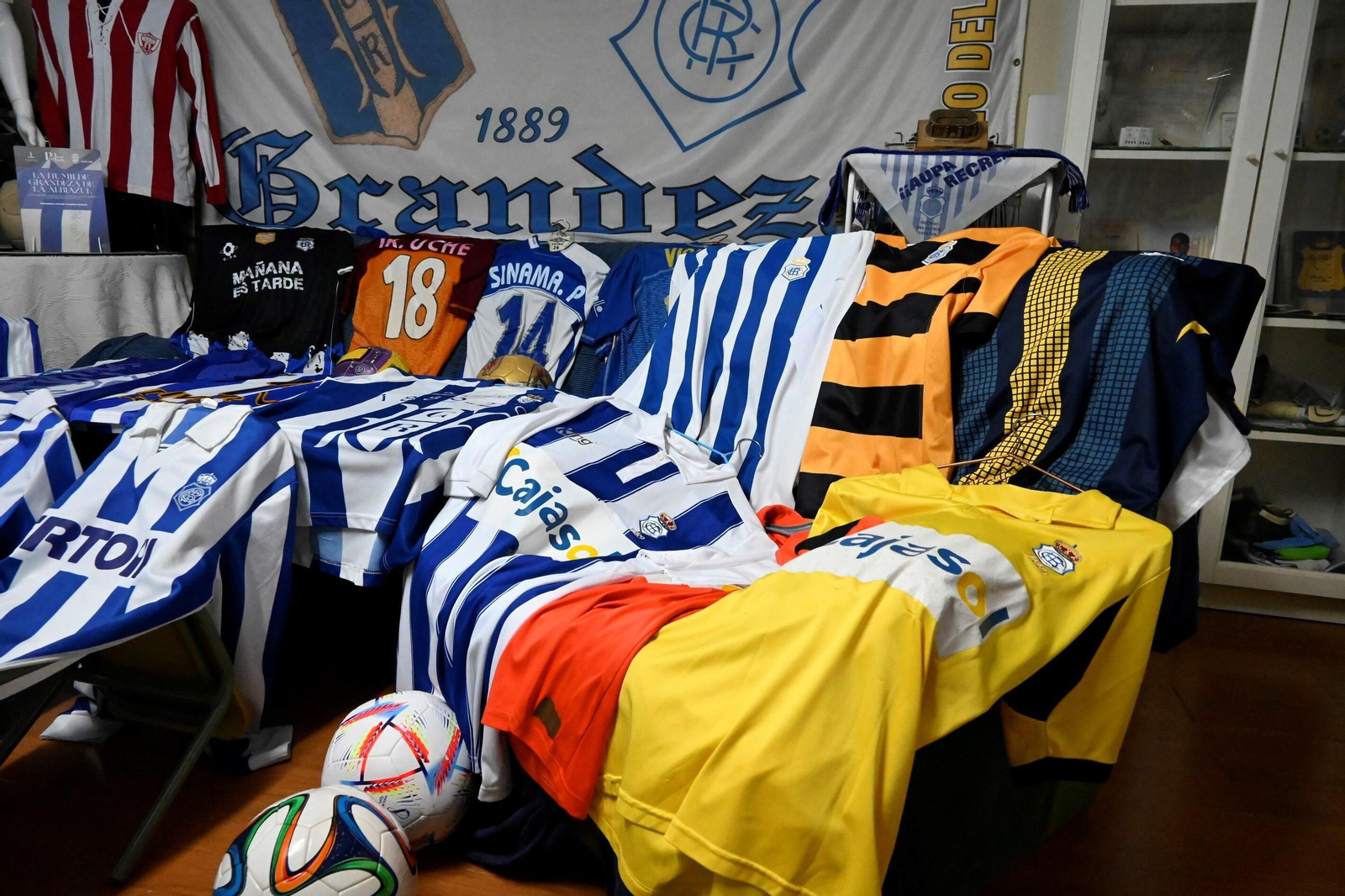 La colección de camisetas del Recreativo de Huelva de Edu Calero, en imágenes