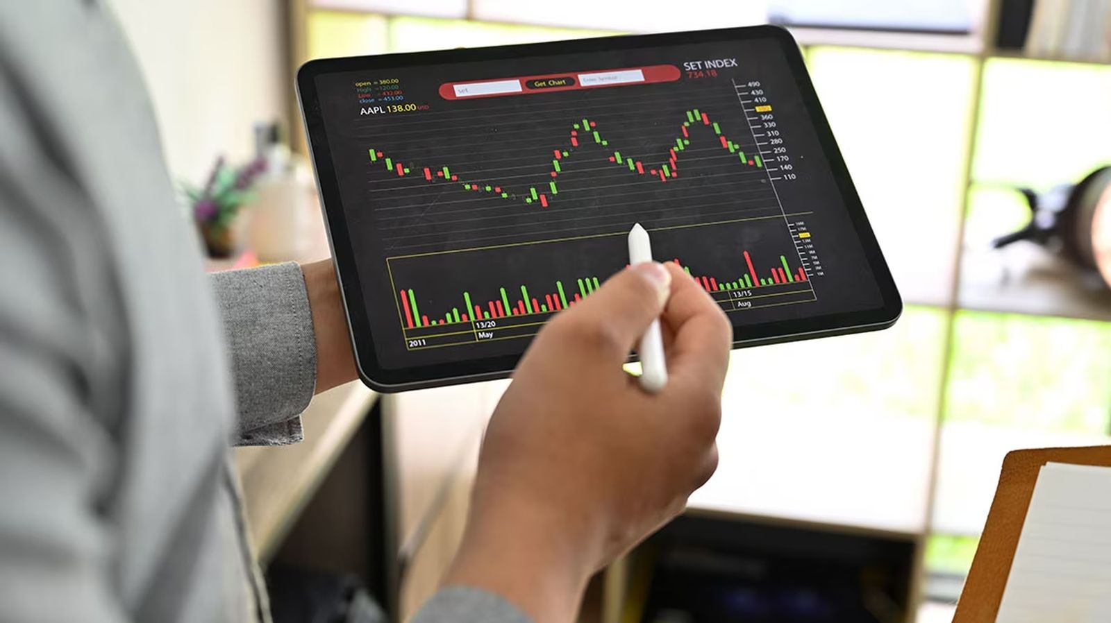 Un asesor del BBVA enseña el balance de un activo.