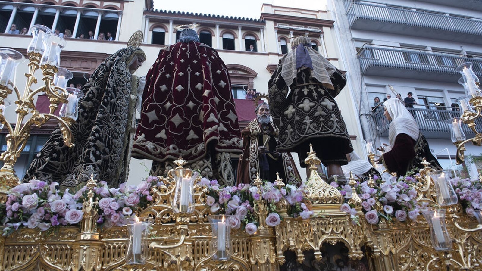 El paso de misterio del Duelo durante el último Santo Entierro Grande